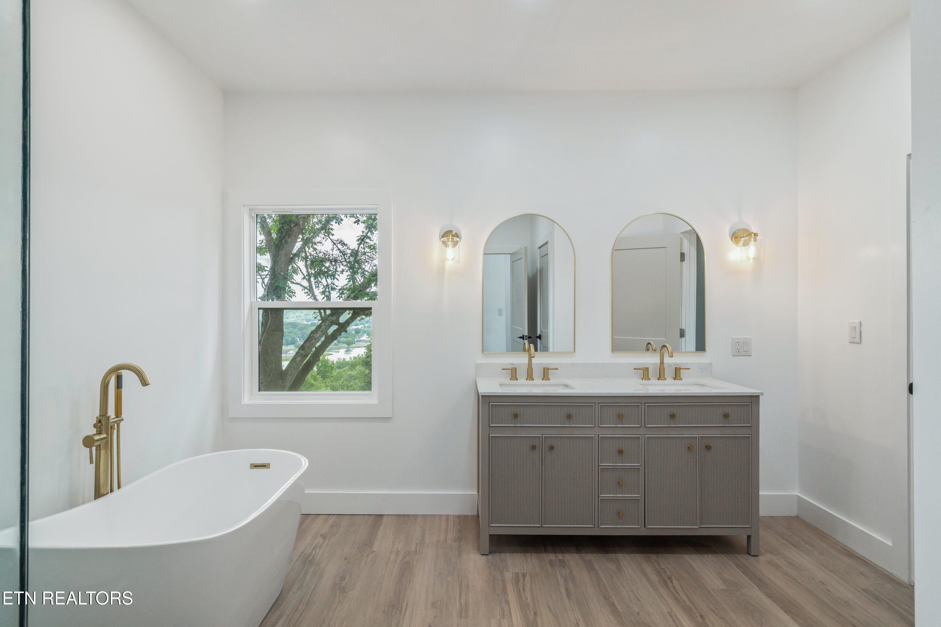 Kingston, Tennessee, 37763, United States, 3 Bedrooms Bedrooms, ,2 BathroomsBathrooms,Residential,For Sale,1907401
