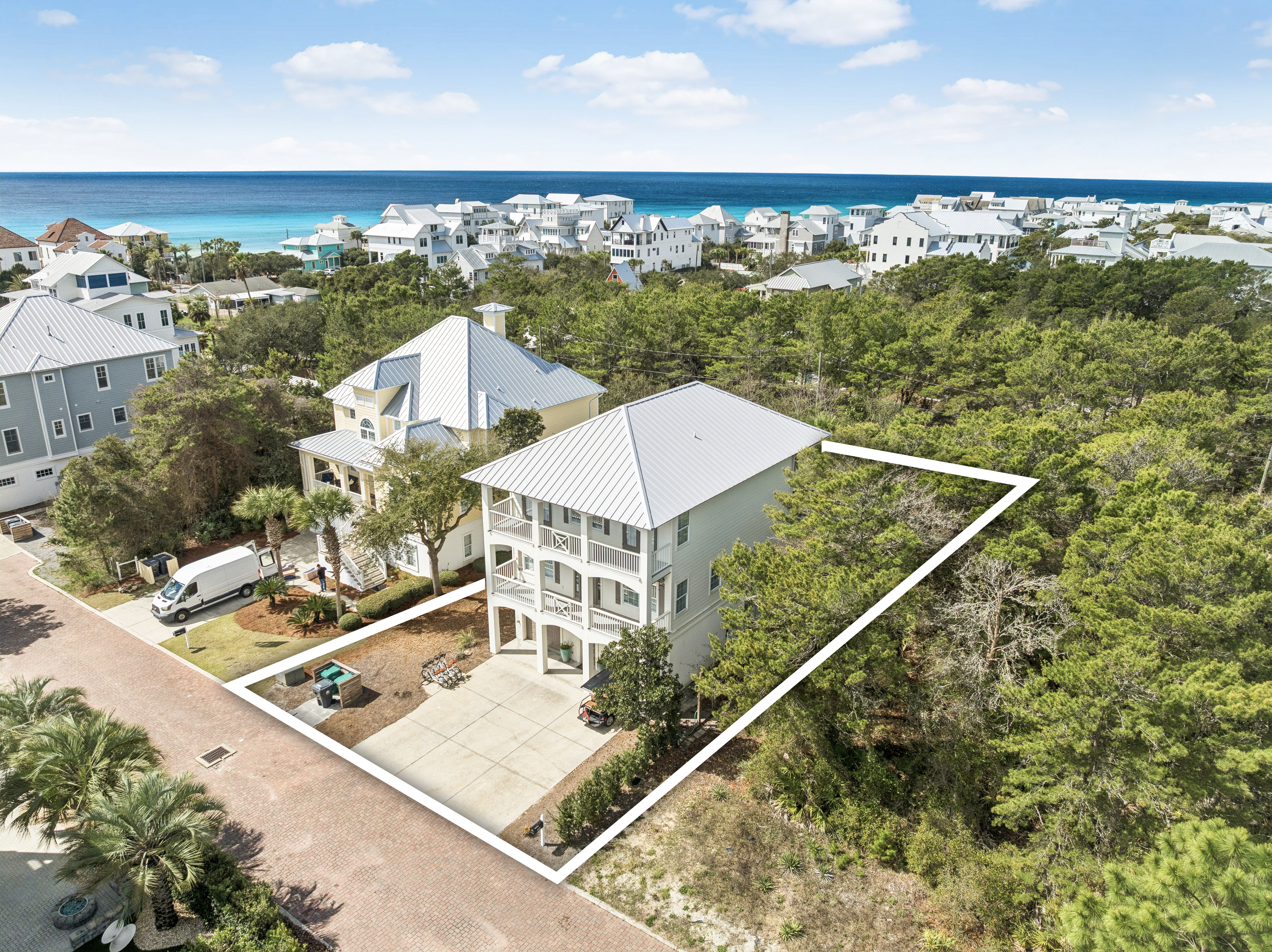  Updated Coastal Retreat With Courtyard Pool And Carriage House - 物件實景