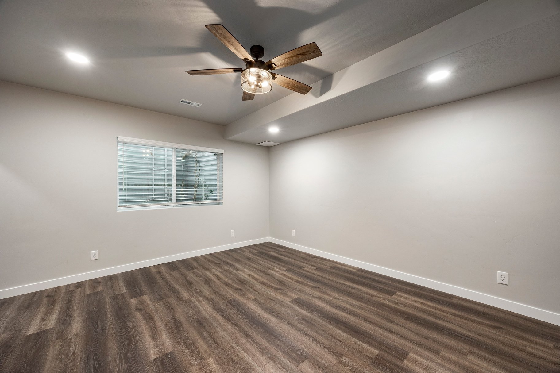  Daybreak Living With A 3-Car Garage - 物件實景