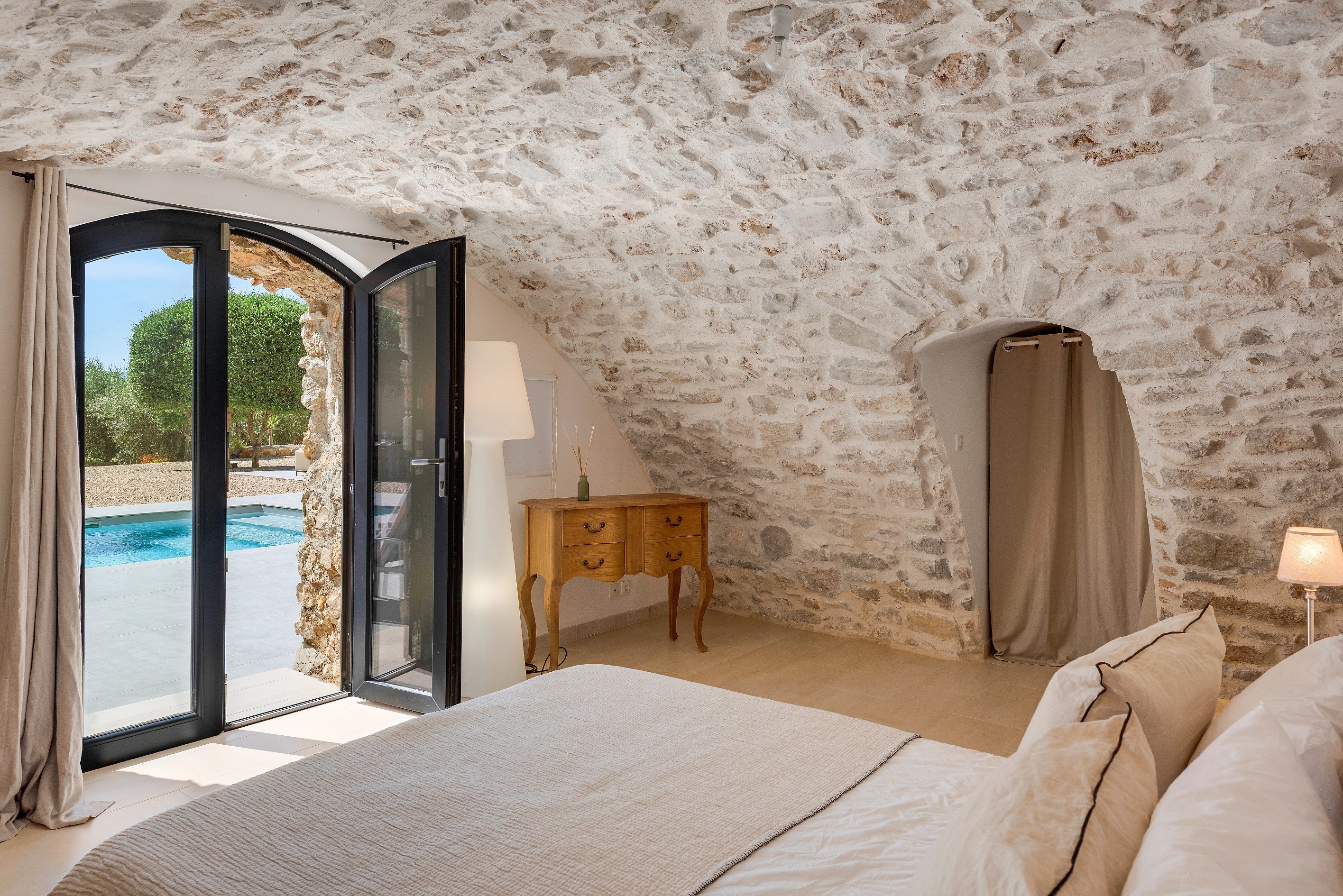 French Riviera estate combining modern architecture and historic stone charm - 物件實景