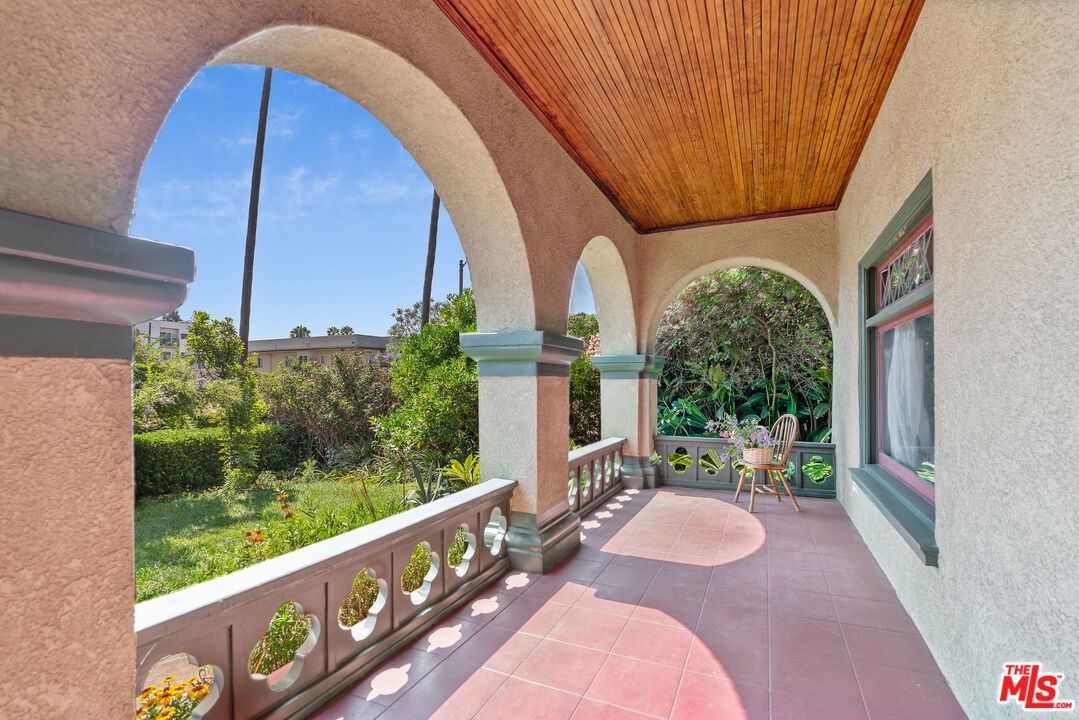 Los Angeles, California, 90006, United States, 6 Bedrooms Bedrooms, ,5 BathroomsBathrooms,Residential,For Sale,1883118
