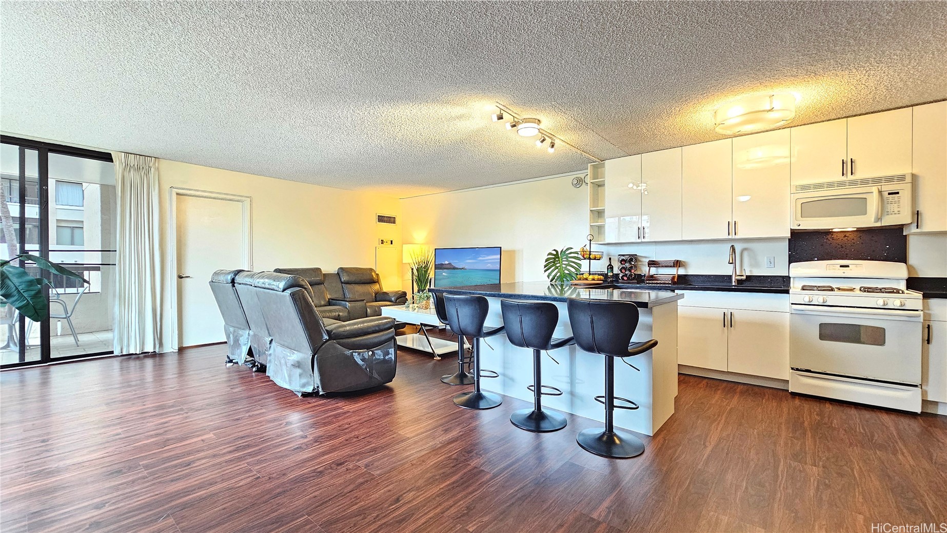 Honolulu, Hawaii, 96815, United States, 2 Bedrooms Bedrooms, ,2 BathroomsBathrooms,Residential,For Sale,1998100