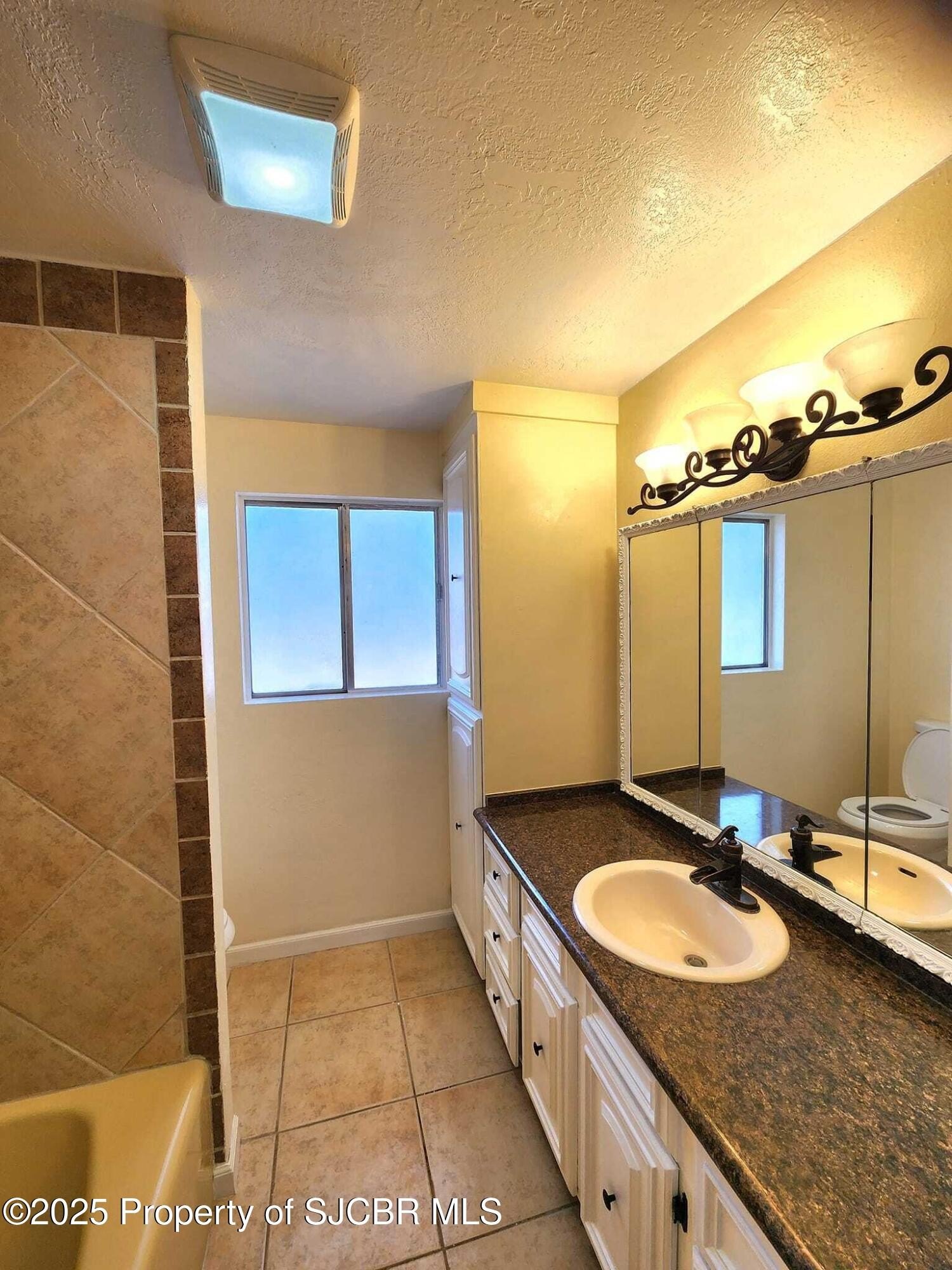 Flora Vista, New Mexico, 87415, United States, 5 Bedrooms Bedrooms, ,3 BathroomsBathrooms,Residential,For Sale,1926388