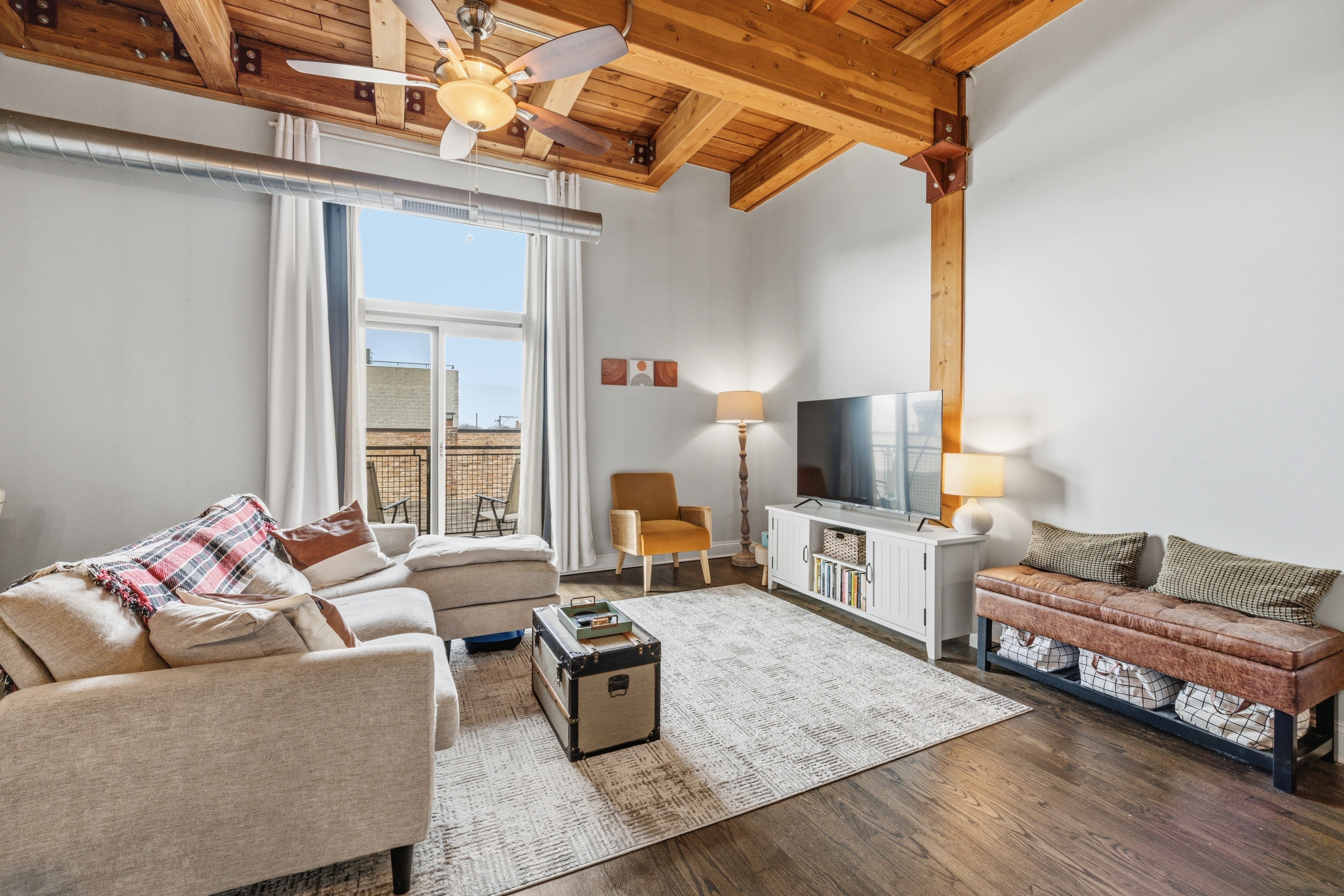  True Timber Loft in a Magical West Town - 物件實景