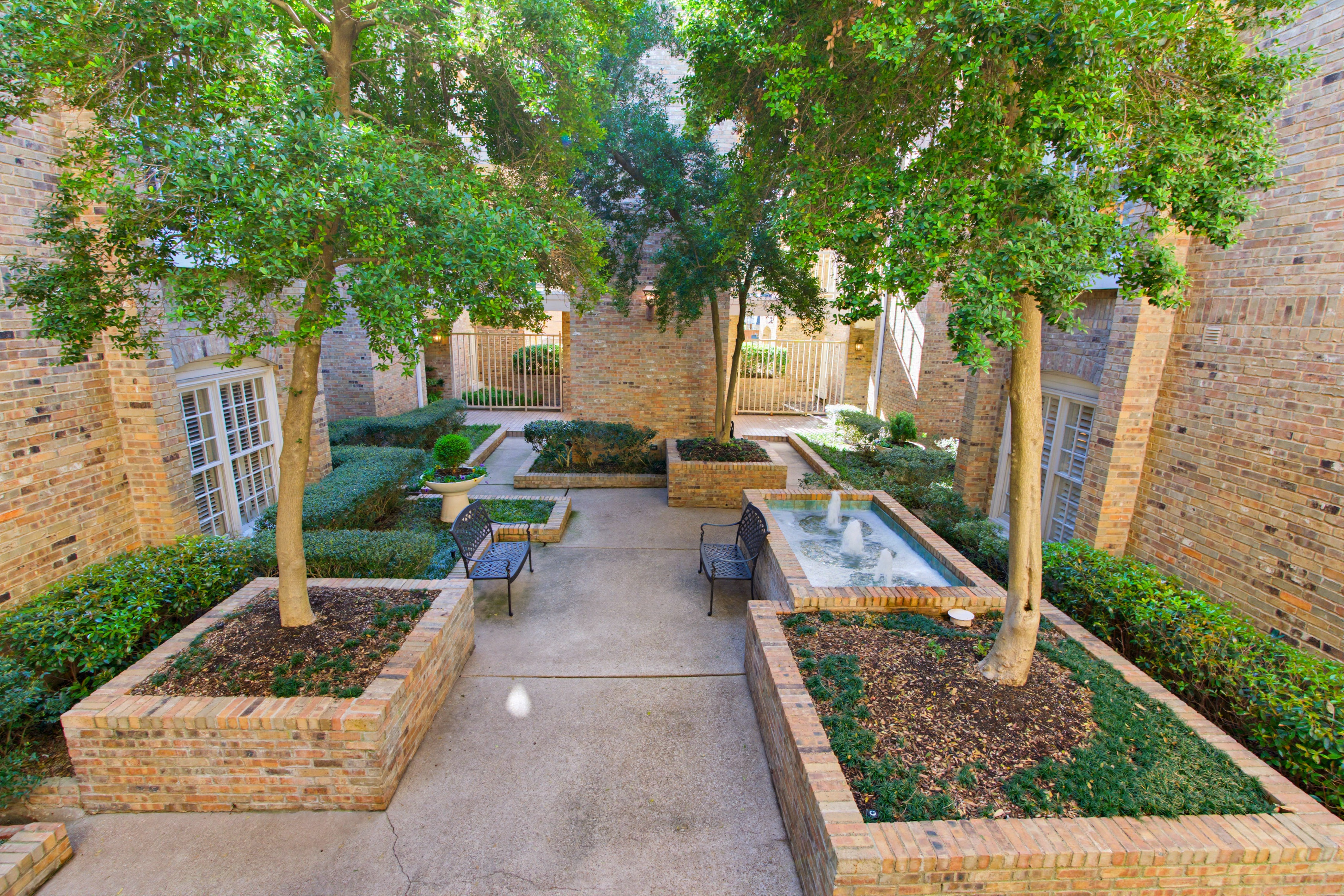  Highland Park Fabulous Three Bedroom Corner Condo at The Savoy, HPISD - 物件實景