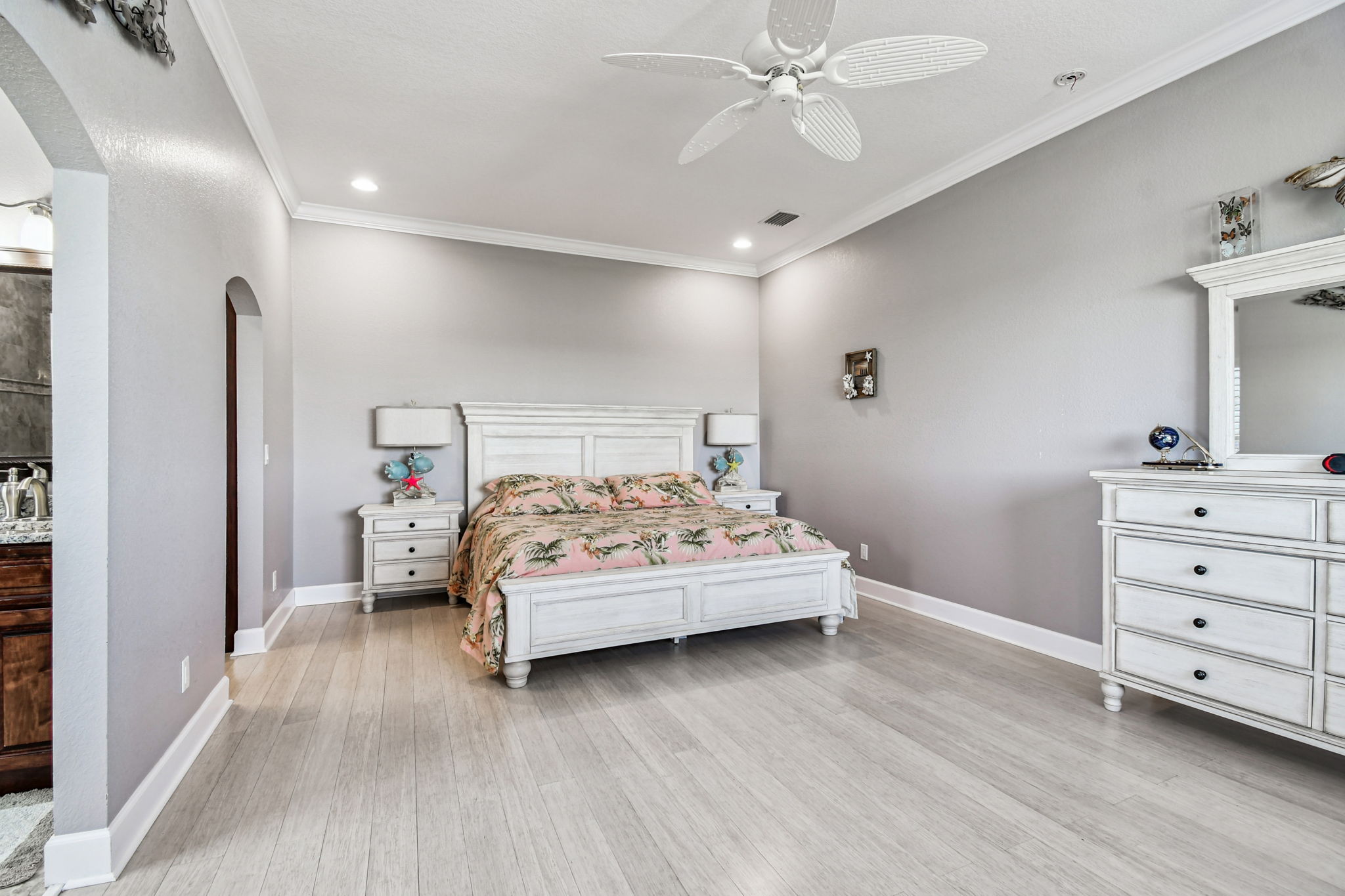 Madeira Beach, Florida, 33708, United States, 6 Bedrooms Bedrooms, ,6 BathroomsBathrooms,Residential,For Sale,1975666