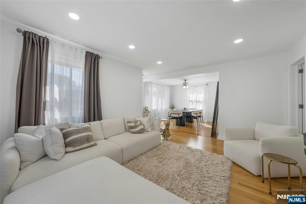 New Milford, New Jersey, 07646, United States, 2 Bedrooms Bedrooms, ,2 BathroomsBathrooms,Residential,For Sale,1948003