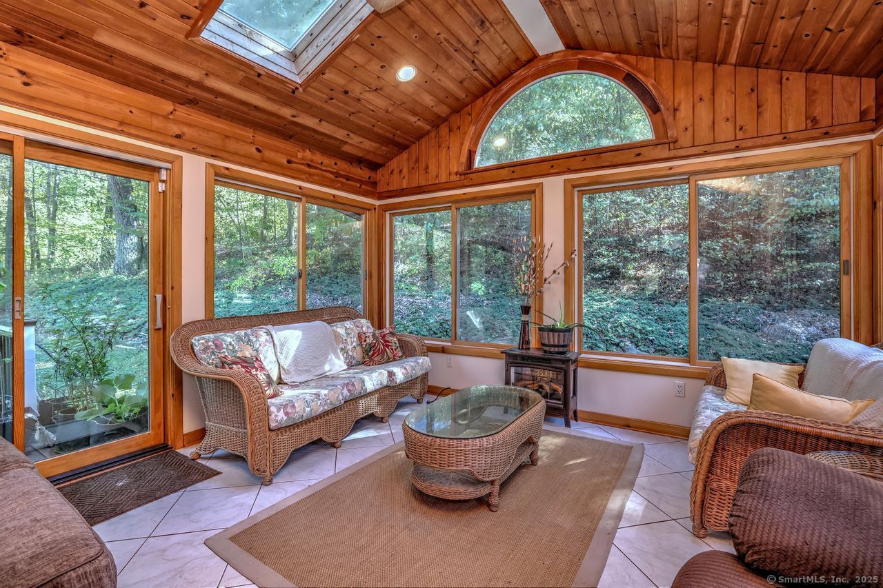 Woodbridge, Connecticut, 06525, United States, 3 Bedrooms Bedrooms, ,2 BathroomsBathrooms,Residential,For Sale,1989444