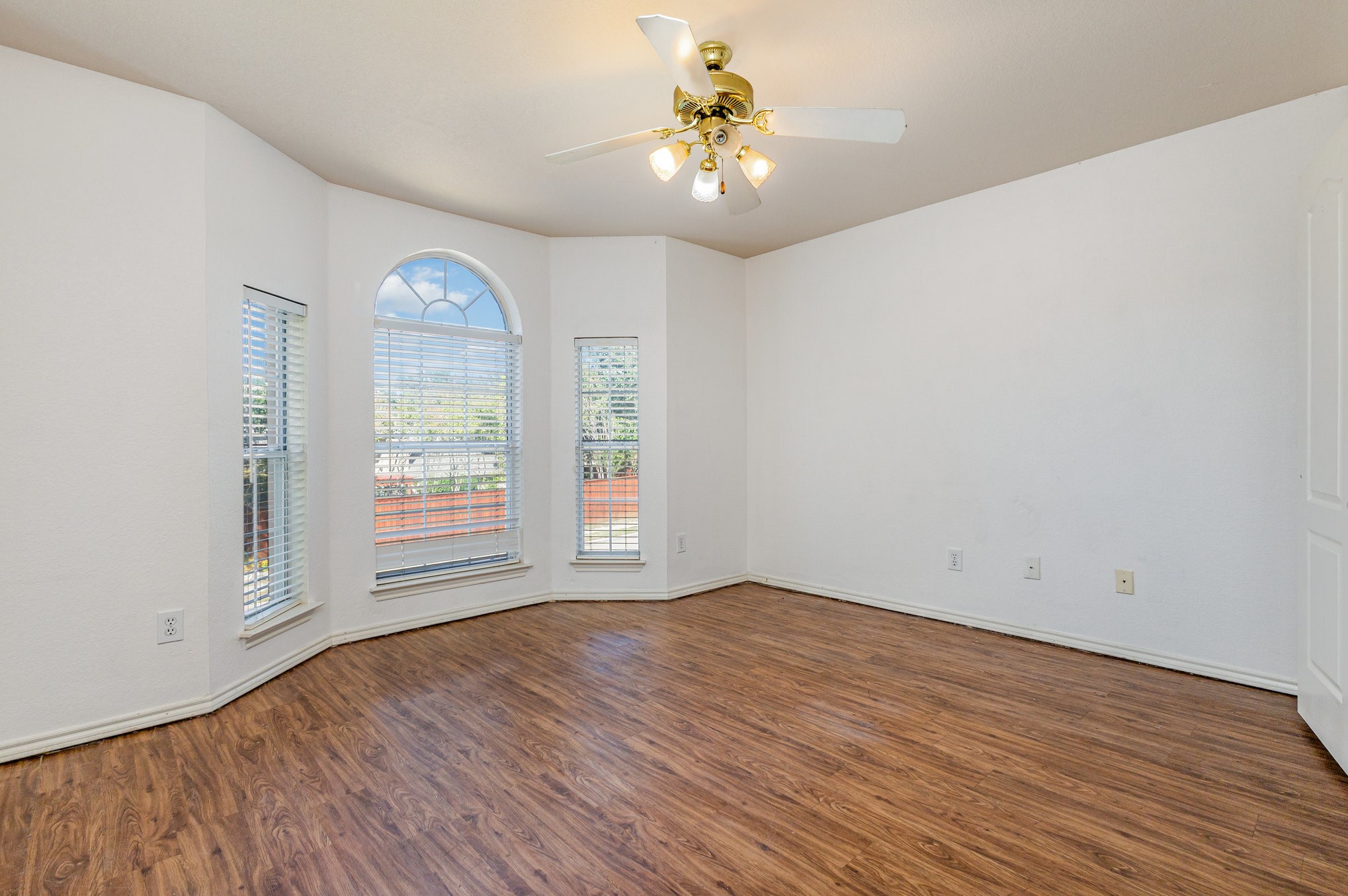 Carrollton, Texas, 75007, United States, 5 Bedrooms Bedrooms, ,3 BathroomsBathrooms,Residential,For Sale,1965546