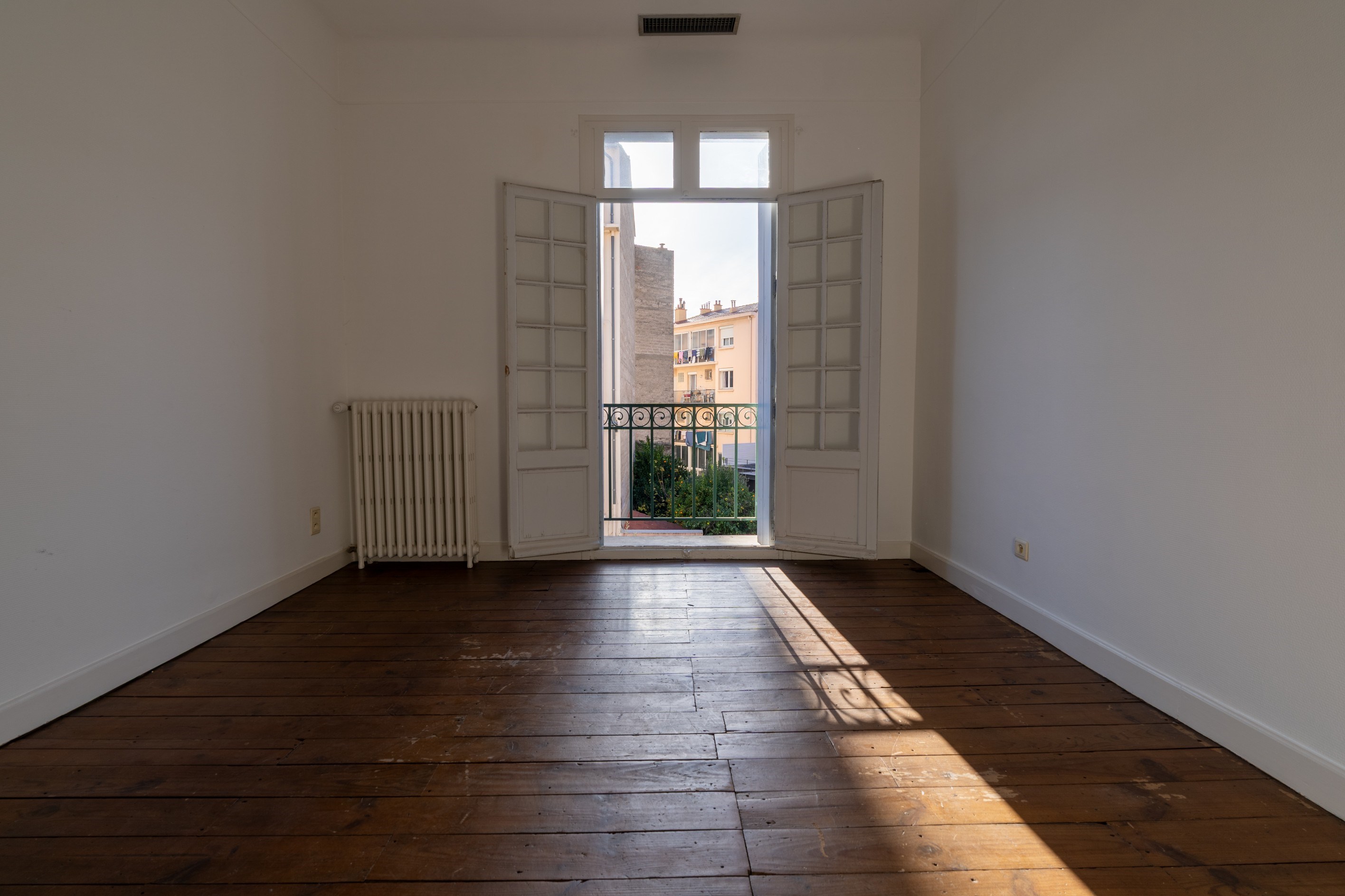 Character Townhouse with Parquet Floors, Terrace and Parking – Central Perpignan - 物件實景