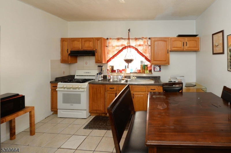 Irvington Twp., New Jersey, 07111, United States, 5 Bedrooms Bedrooms, ,3 BathroomsBathrooms,Residential,For Sale,1895417