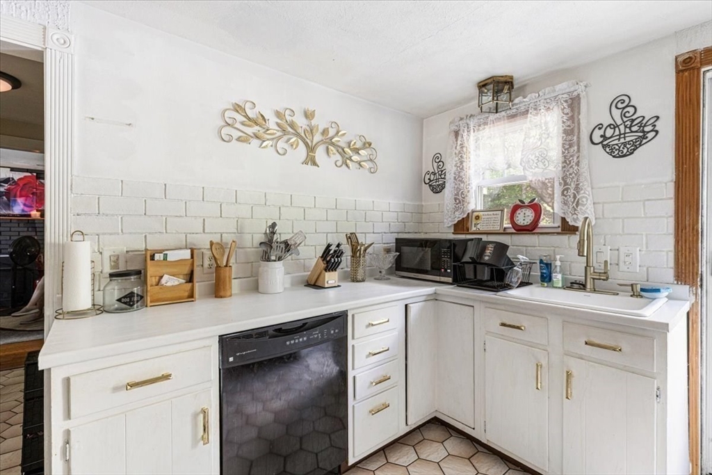 North Attleboro, Massachusetts, 02760, United States, 3 Bedrooms Bedrooms, ,Residential,For Sale,1872868