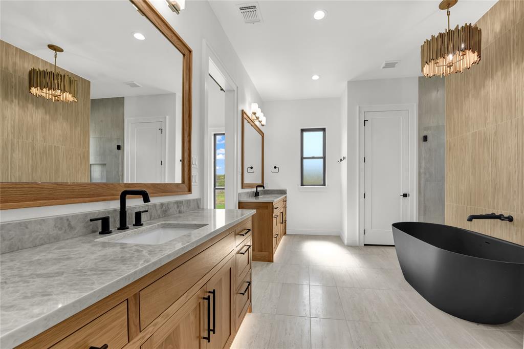 Weatherford, Texas, 76087, United States, 5 Bedrooms Bedrooms, ,6 BathroomsBathrooms,Residential,For Sale,1981061