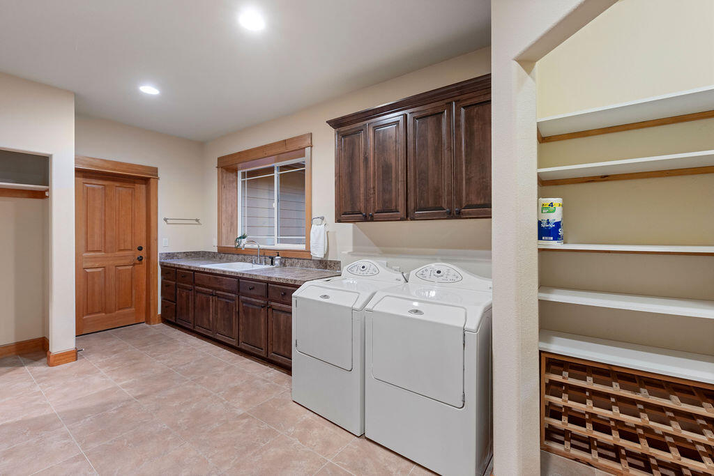 Prineville, Oregon, 97754, United States, 4 Bedrooms Bedrooms, ,3 BathroomsBathrooms,Residential,For Sale,1896038
