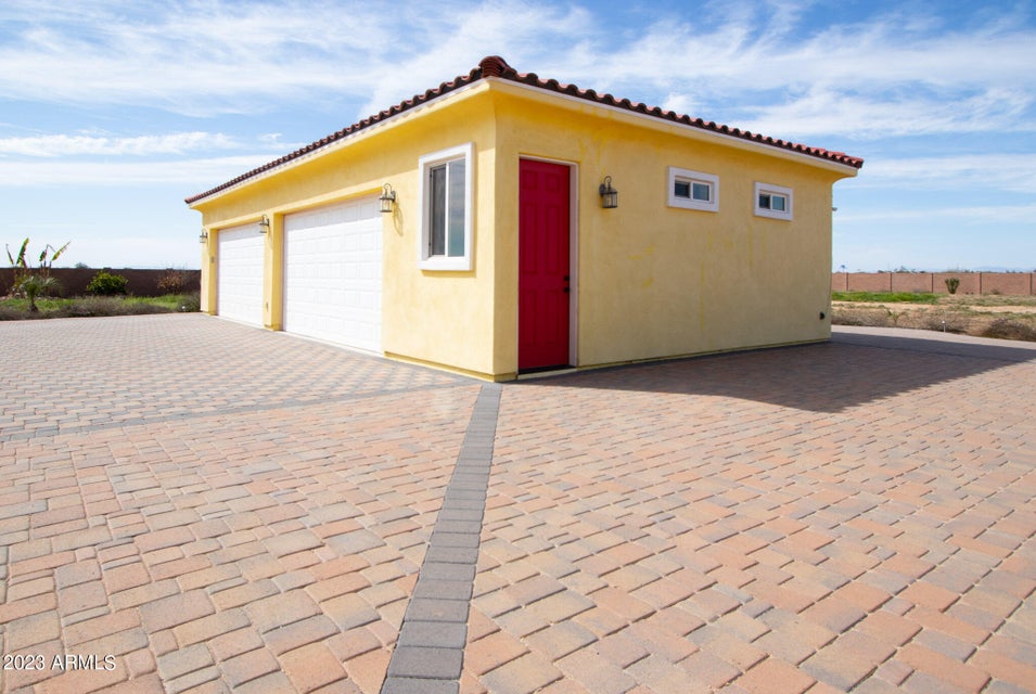 Witmann, Arizona, 85361, United States, 6 Bedrooms Bedrooms, ,3 BathroomsBathrooms,Residential,For Sale,1977429