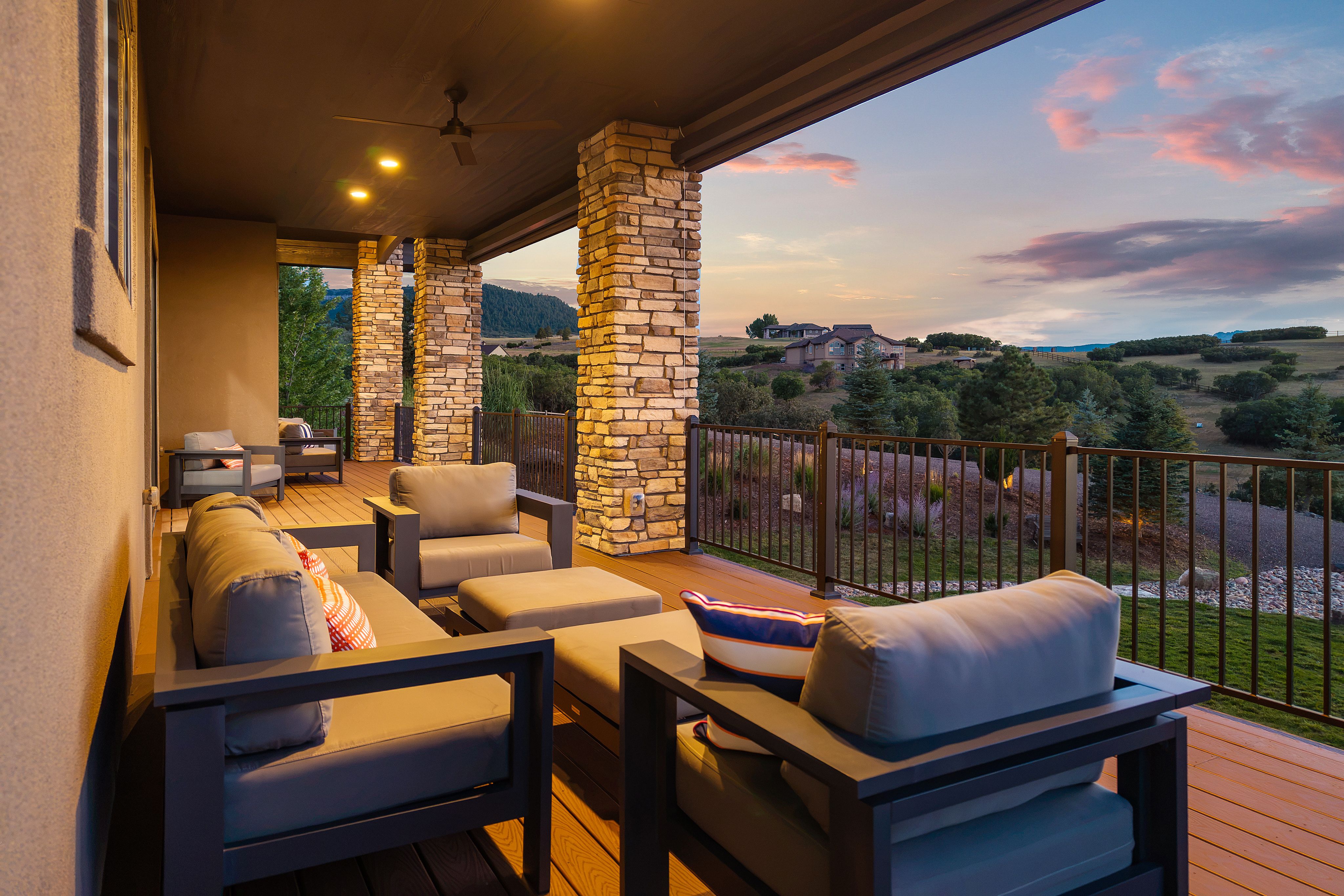  Beautiful Contemporary Home Set Against Mountain Views - 物件實景