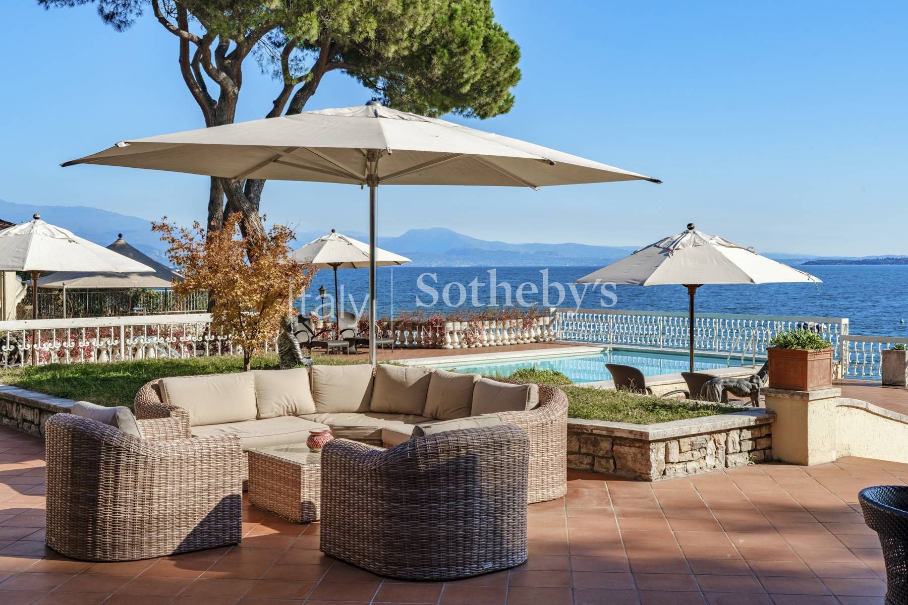  Prestigious lakefront estate with private boathouse and dock - 物件實景