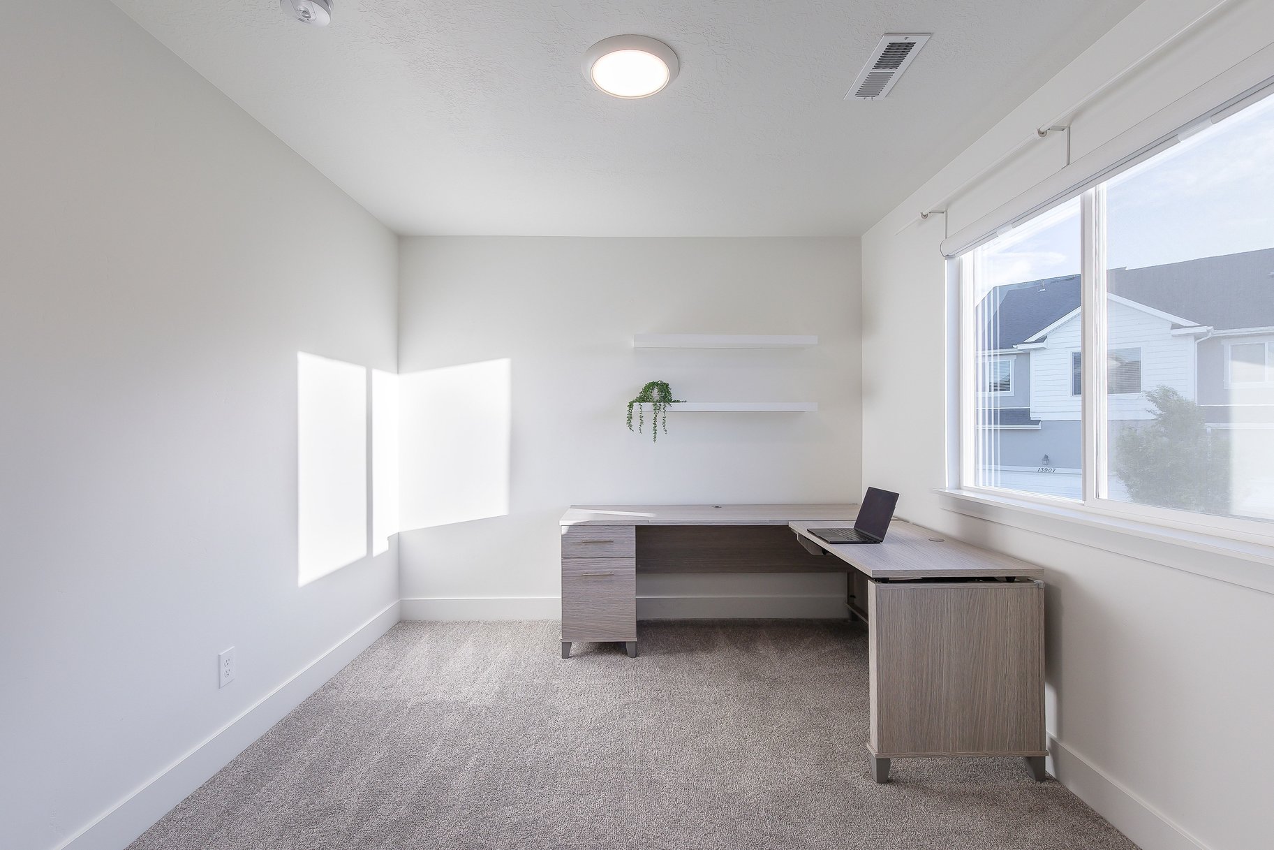  Stylish End-Unit Townhome - 物件實景