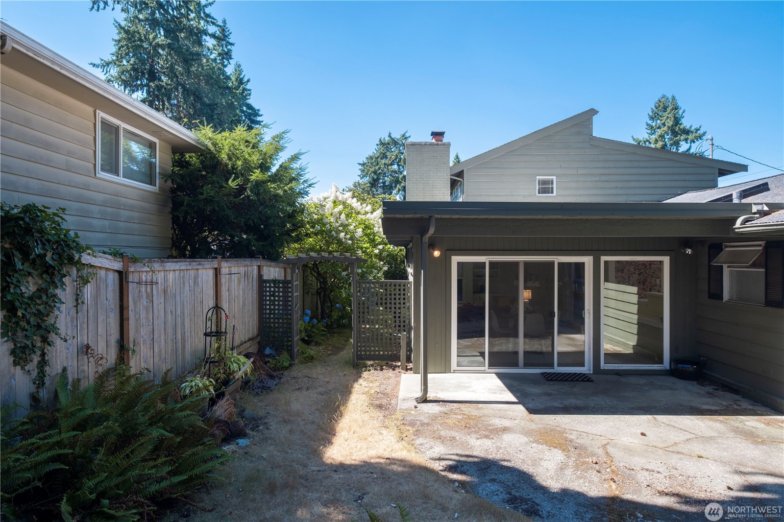 Kirkland, Washington, 98033, United States, 3 Bedrooms Bedrooms, ,2 BathroomsBathrooms,Residential,For Sale,1904417