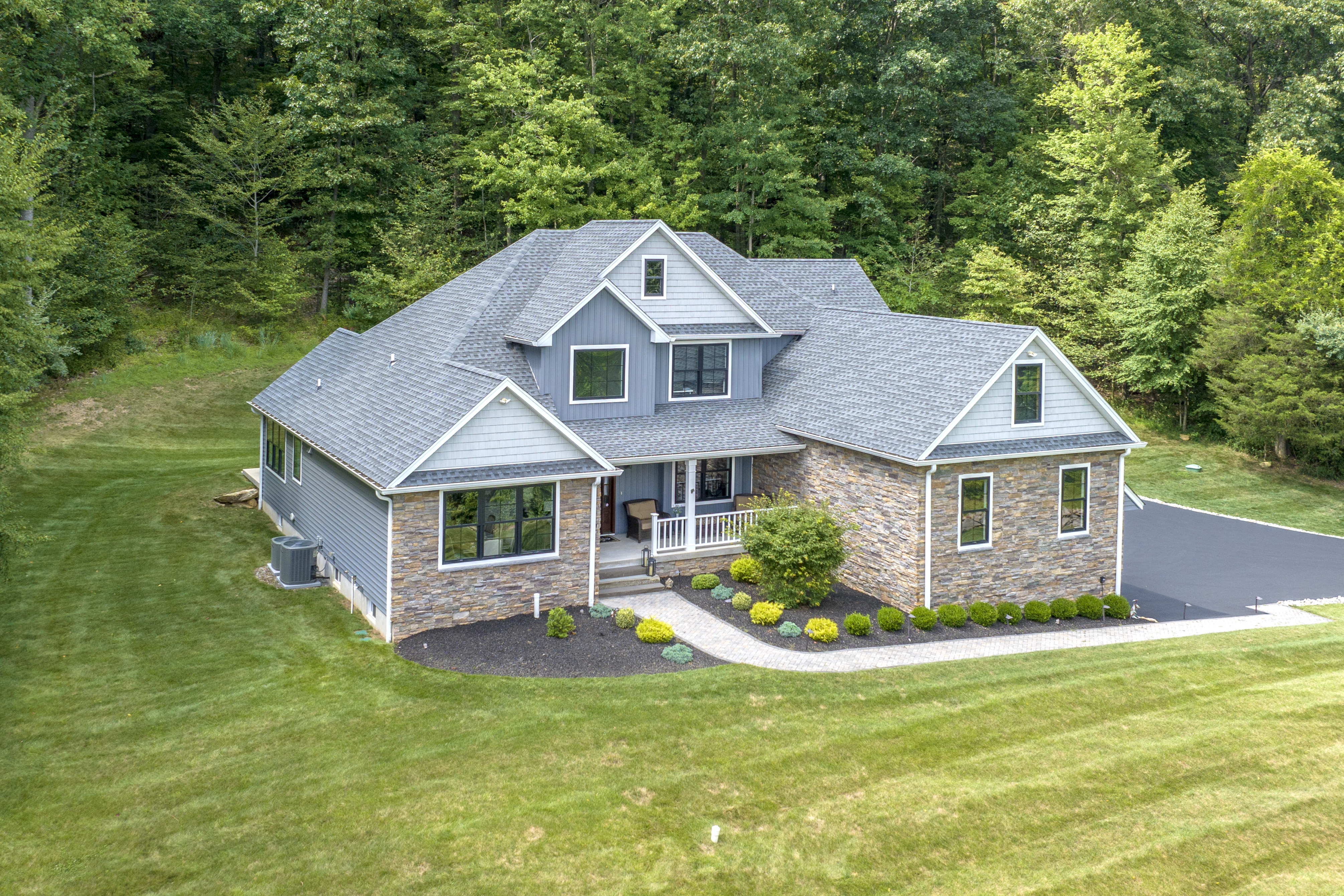  Custom Built Home Blends Classic Elegance with Modern Amenities - 物件實景