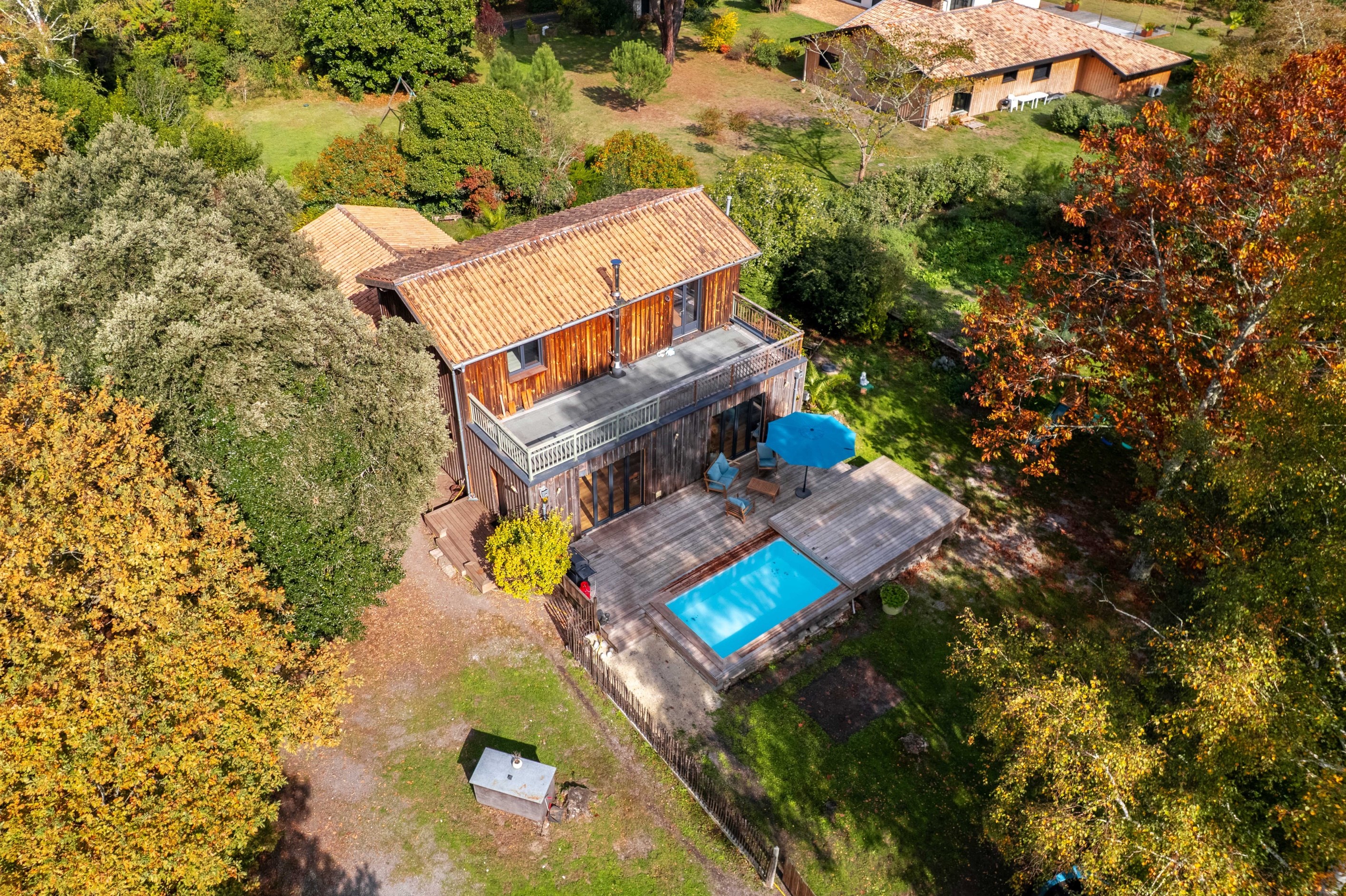  CHARMING WOOD-CLAD VILLA IN A QUIET, IDYLLIC LOCATION IN THE HEART OF A FULLY F… - 物件實景