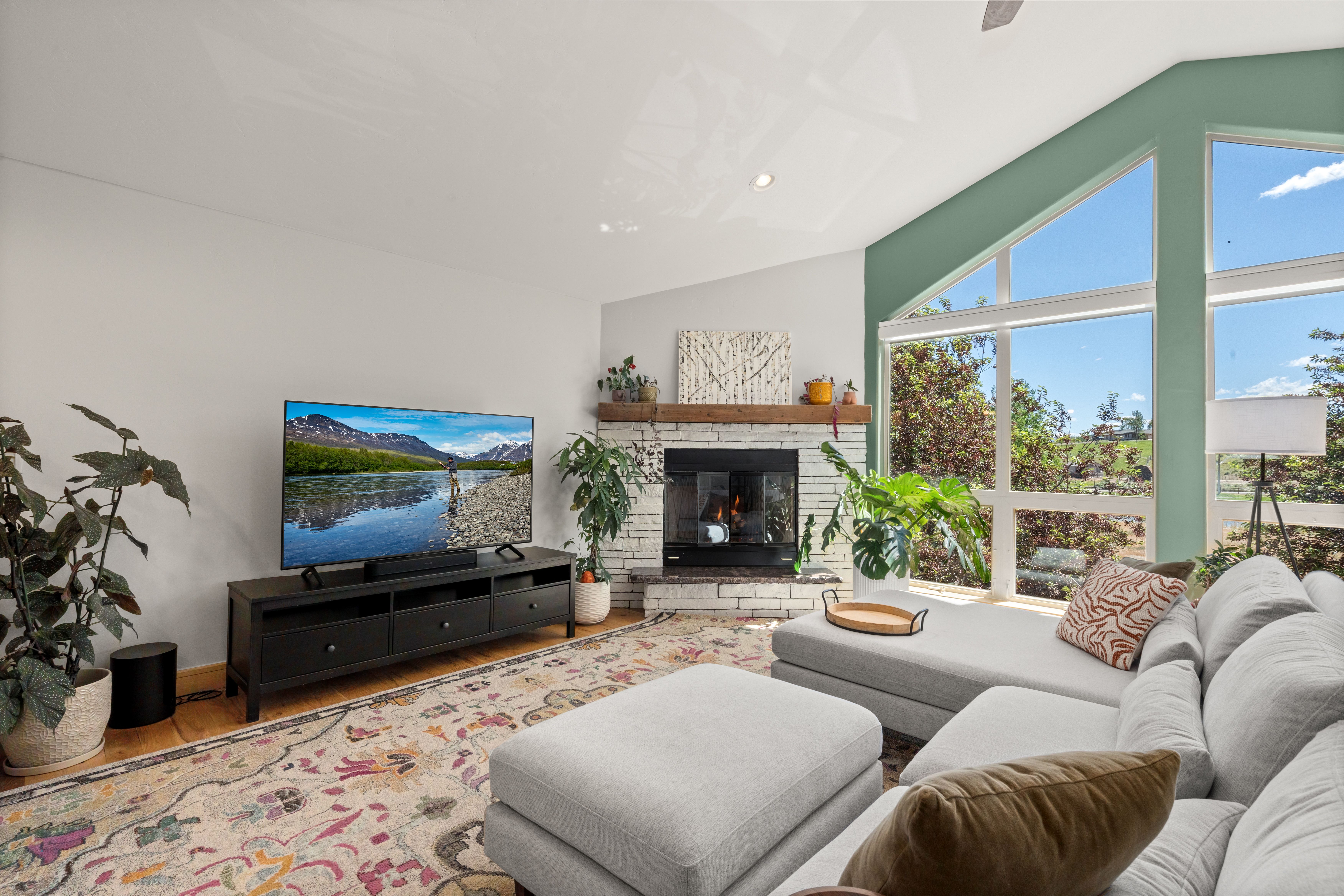  Inviting Home Features Soaring Vaulted Ceilings, Expansive Windows~ - 物件實景
