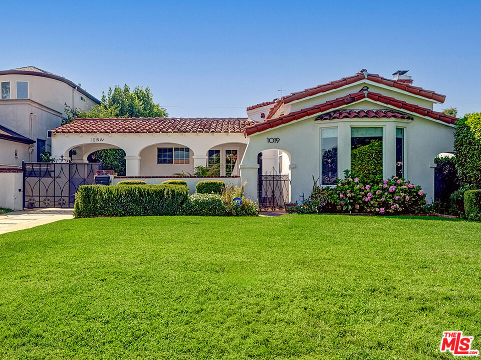 Los Angeles, California, 90019, United States, 4 Bedrooms Bedrooms, ,3 BathroomsBathrooms,Residential,For Sale,1924996
