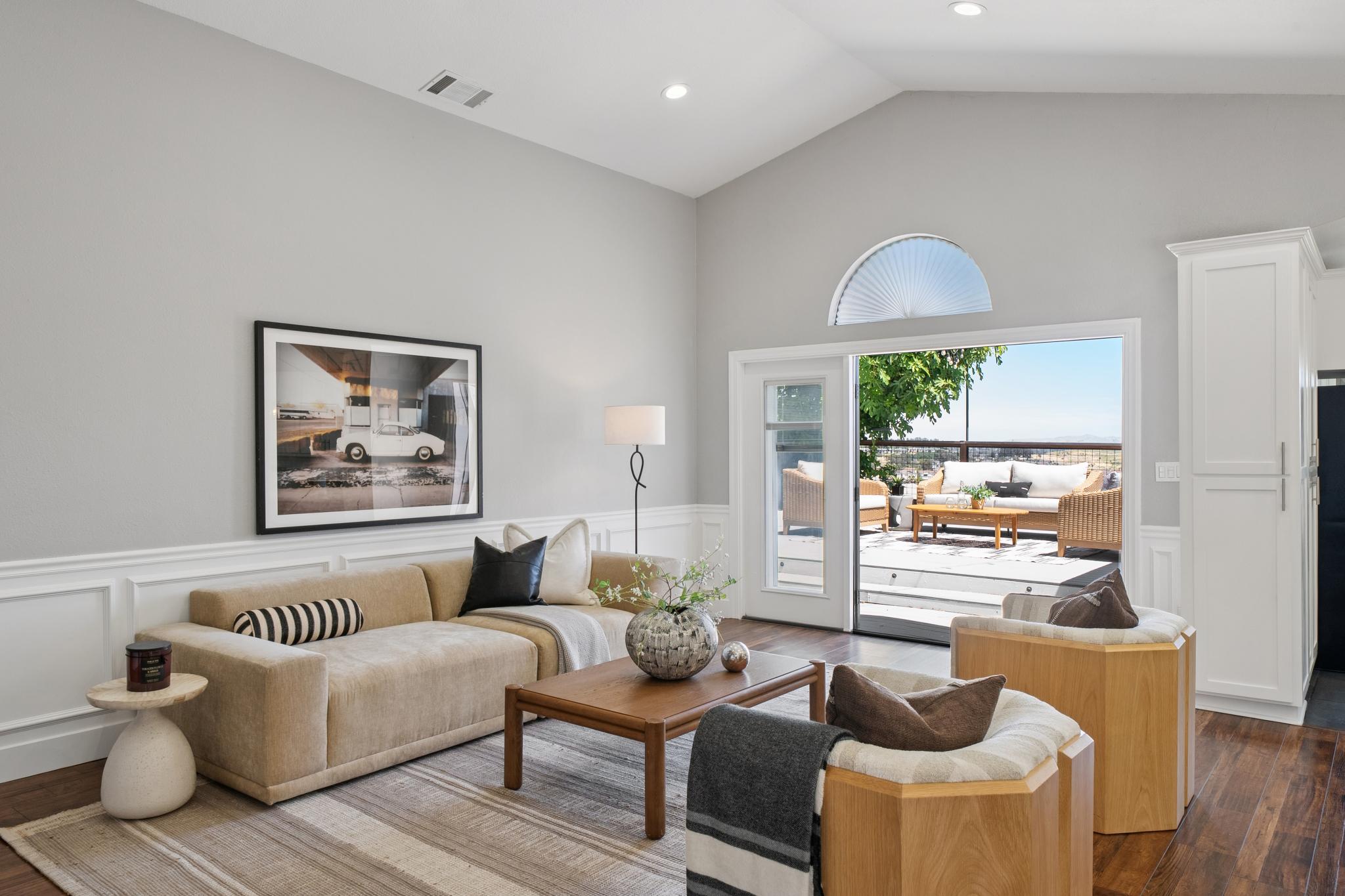  Beautifully Updated Home with Stunning Water Views - 物件實景