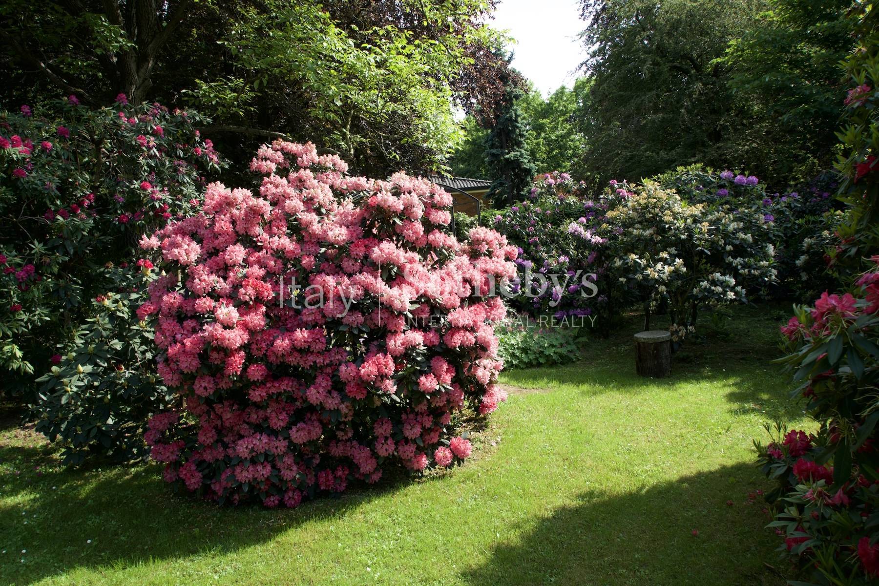  Prestigious residence with a magnificent landscaped garden. - 物件實景