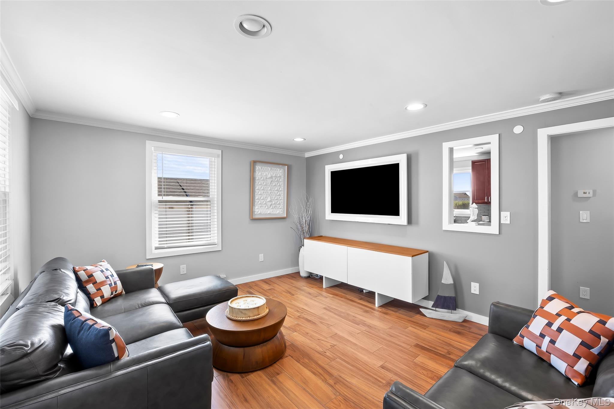 Lindenhurst, New York, 11757, United States, 3 Bedrooms Bedrooms, ,2 BathroomsBathrooms,Residential,For Sale,1996018