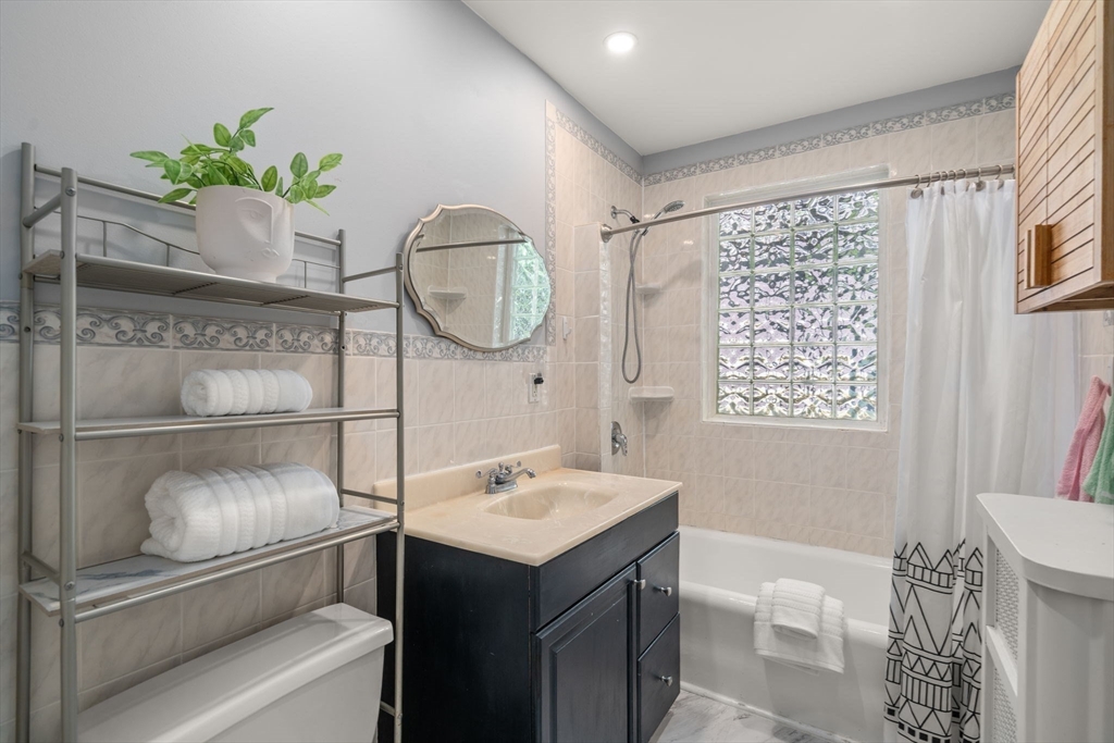 Newton, Massachusetts, 02458, United States, 2 Bedrooms Bedrooms, ,2 BathroomsBathrooms,Residential,For Sale,1906436