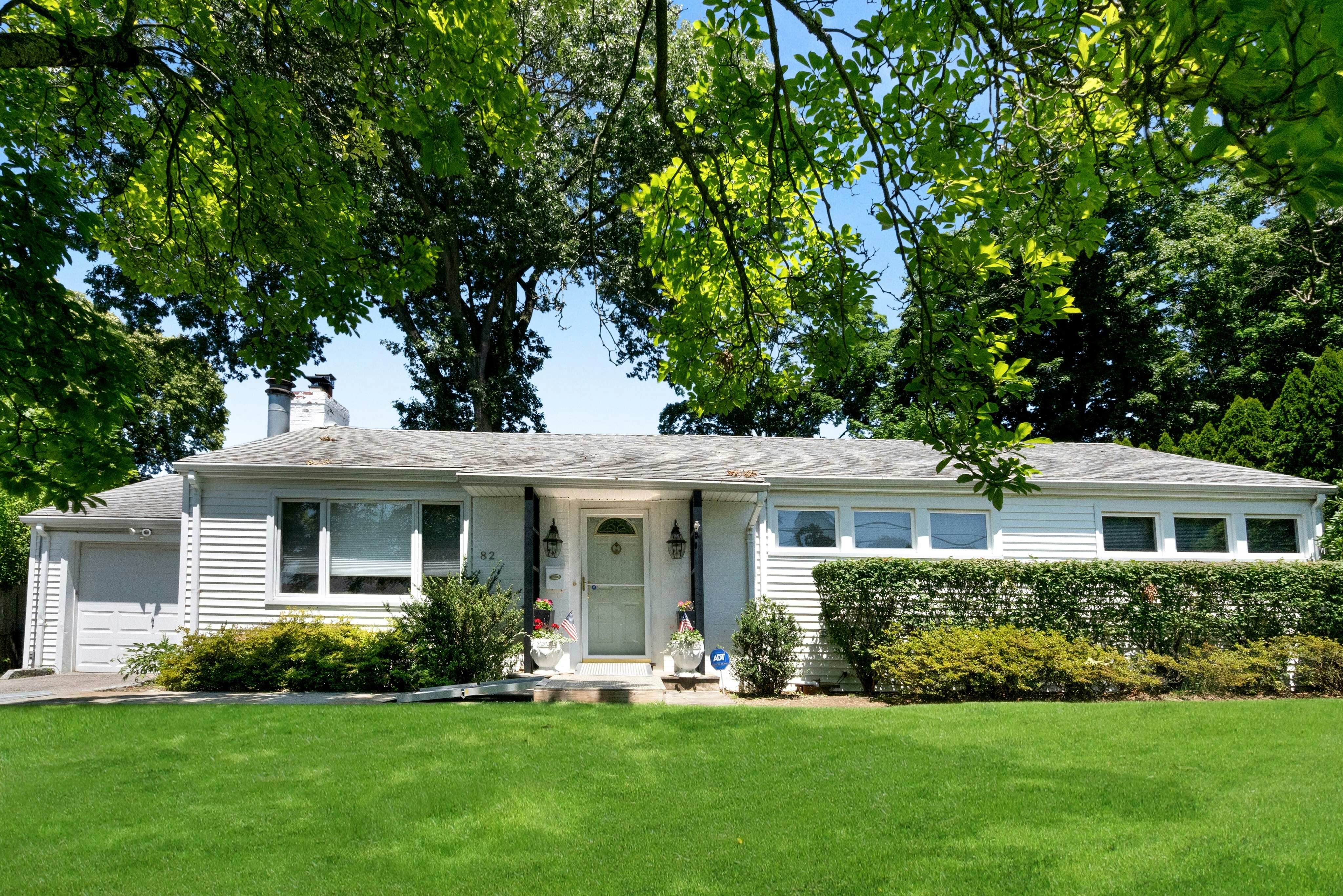  Charming three-bedroom, two bath ranch feels like home the moment you walk in - 物件實景