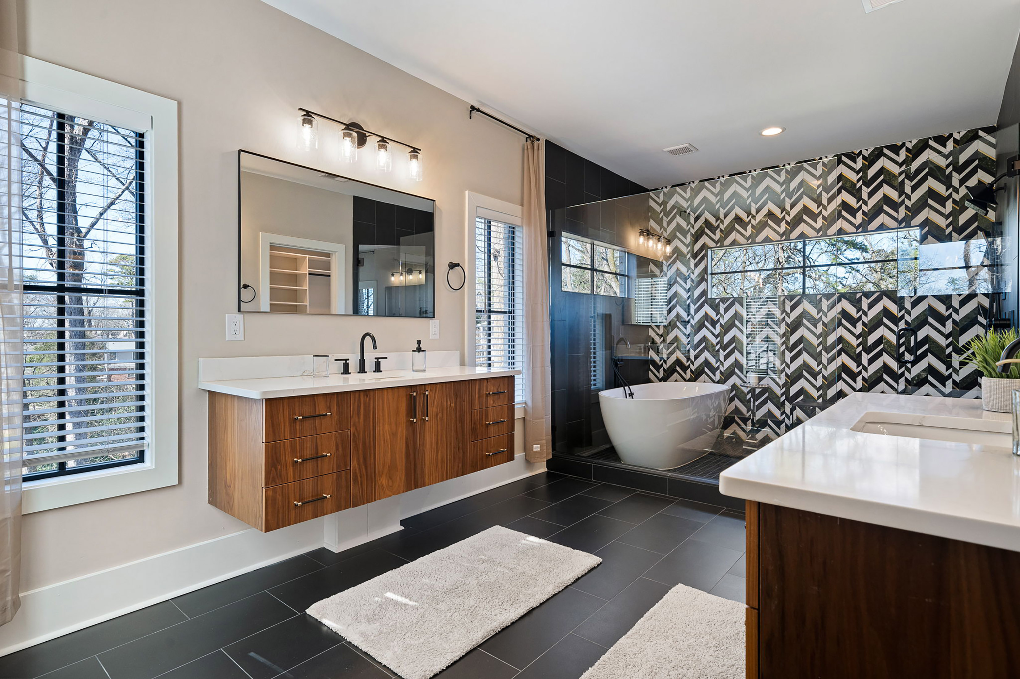  Striking Three Story Custom-built Home Redefines Modern Luxury - 物件實景
