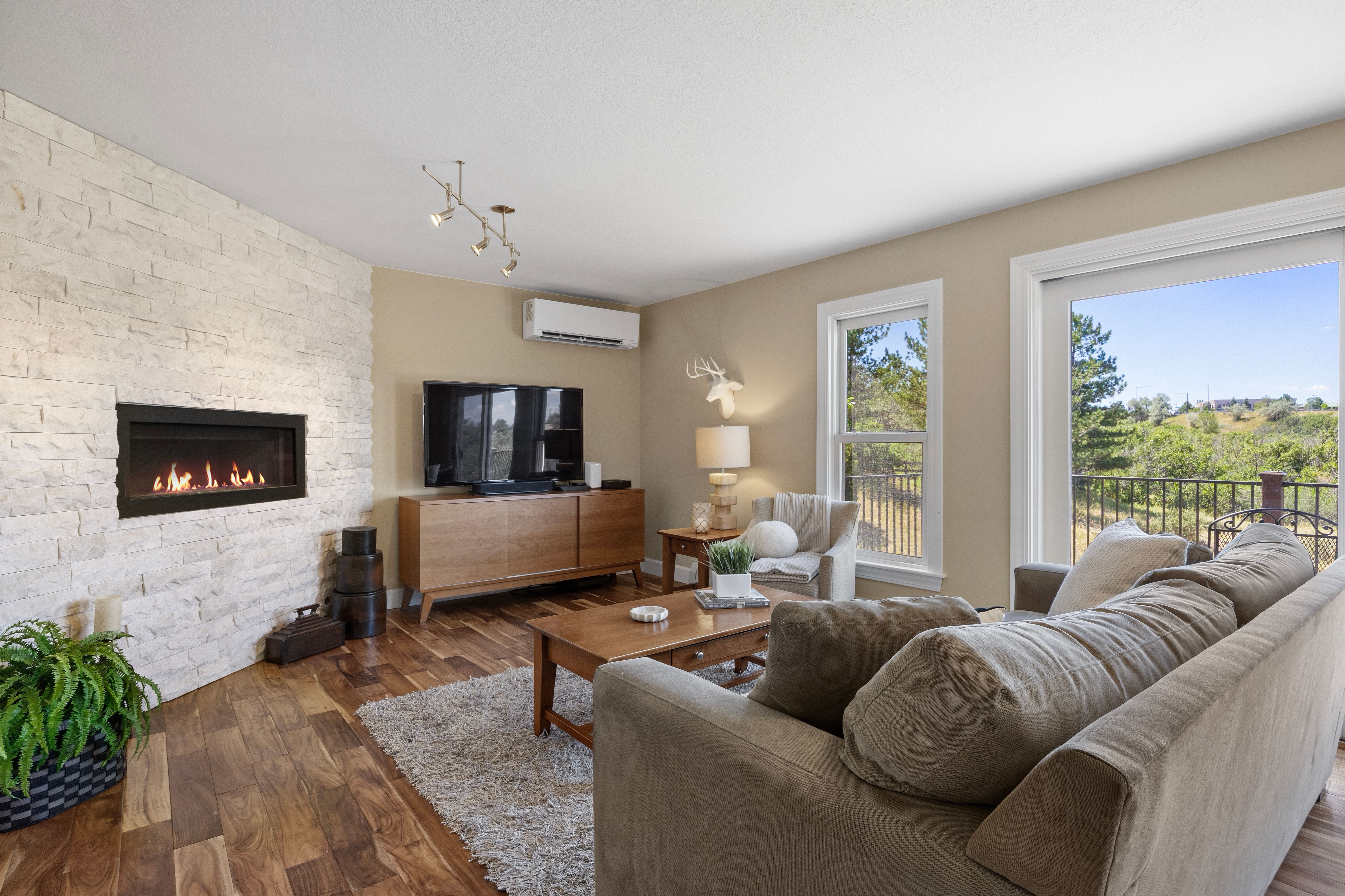  Extensively Renovated 4 Bedroom  4 Bathroom In Highly Desirable Charter Oaks - 物件實景