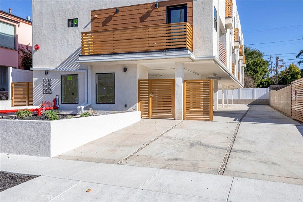 Los Angeles, California, 90027, United States, ,Residential,For Sale,1938959