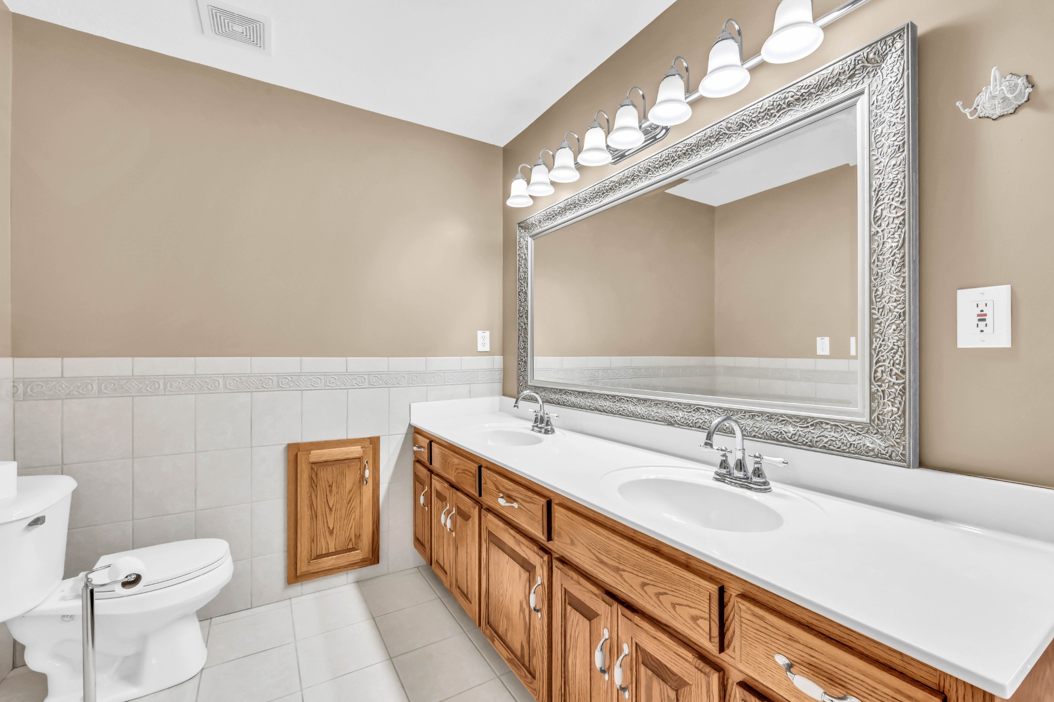 Clarksville, Tennessee, 37043, United States, 4 Bedrooms Bedrooms, ,4 BathroomsBathrooms,Residential,For Sale,1989948