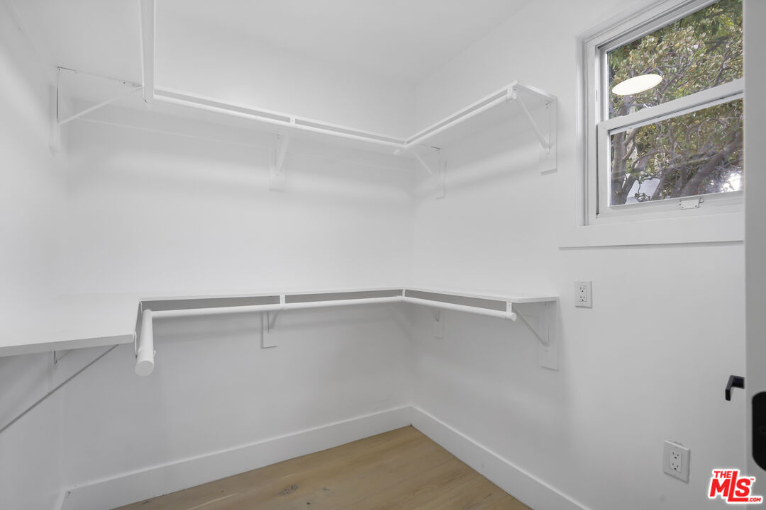 Los Angeles, California, 90068, United States, 5 Bedrooms Bedrooms, ,4 BathroomsBathrooms,Residential,For Sale,1892047