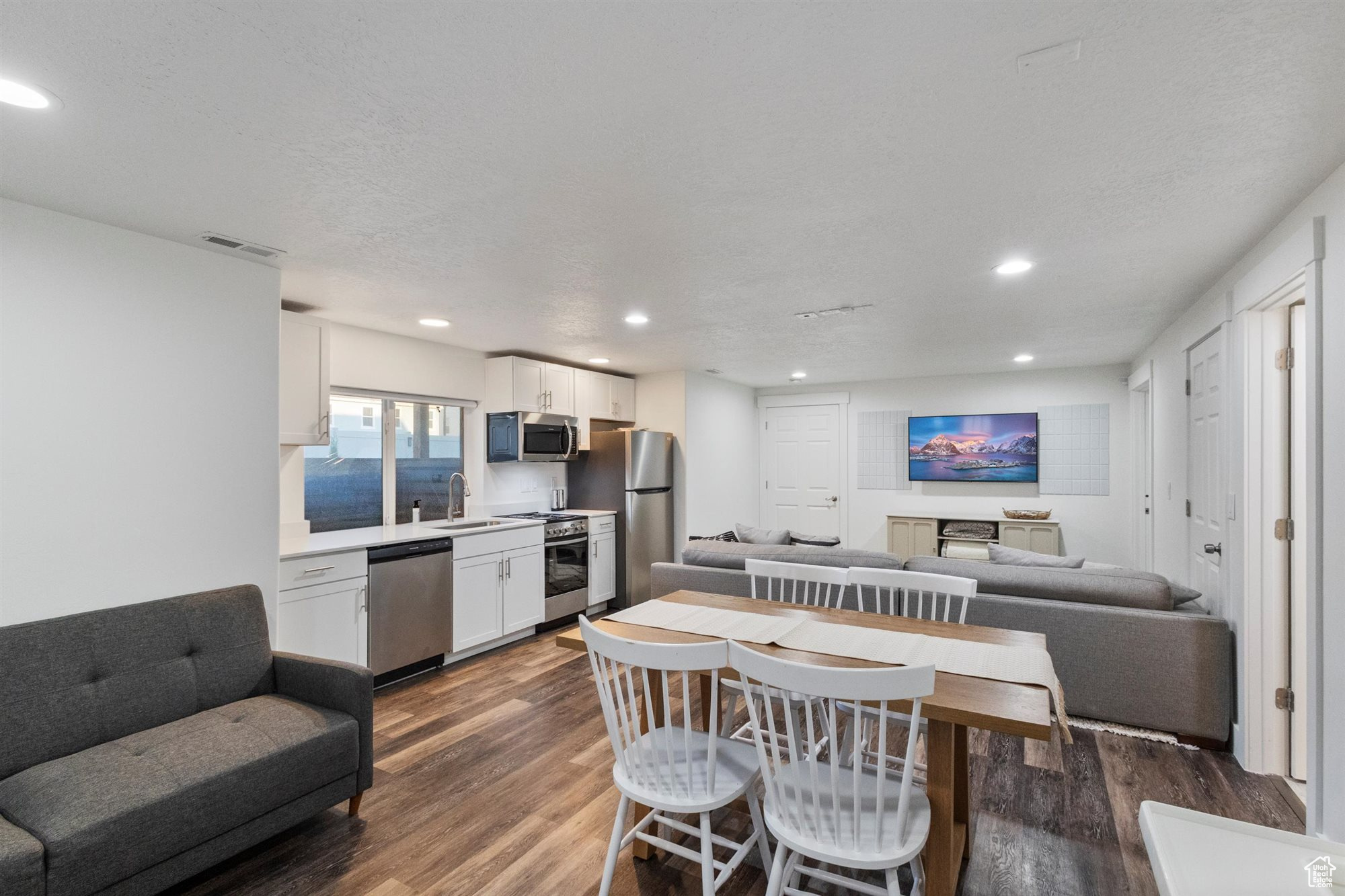 Bluffdale, Utah, 84065, United States, 4 Bedrooms Bedrooms, ,4 BathroomsBathrooms,Residential,For Sale,1910817