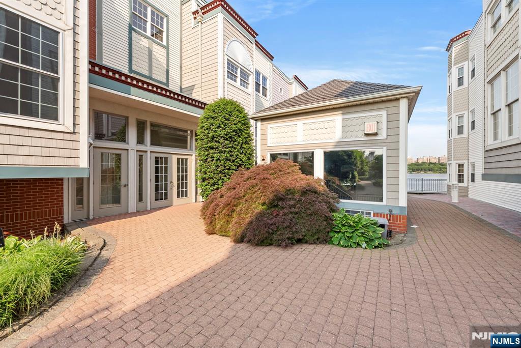 Edgewater, New Jersey, 07020, United States, 2 Bedrooms Bedrooms, ,2 BathroomsBathrooms,Residential,For Sale,1934539
