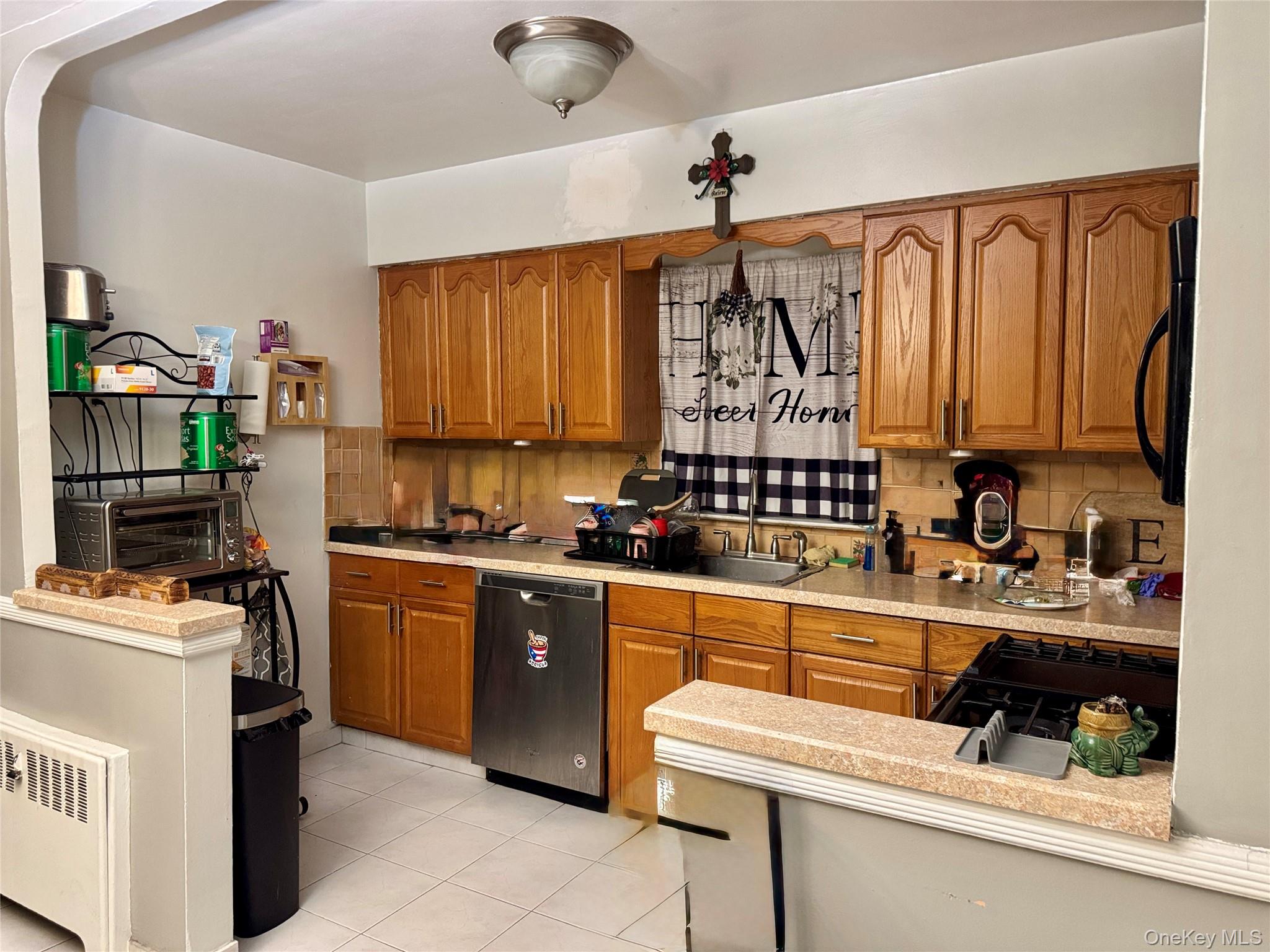 Bronx, New York, 10461, United States, 3 Bedrooms Bedrooms, ,2 BathroomsBathrooms,Residential,For Sale,2002053