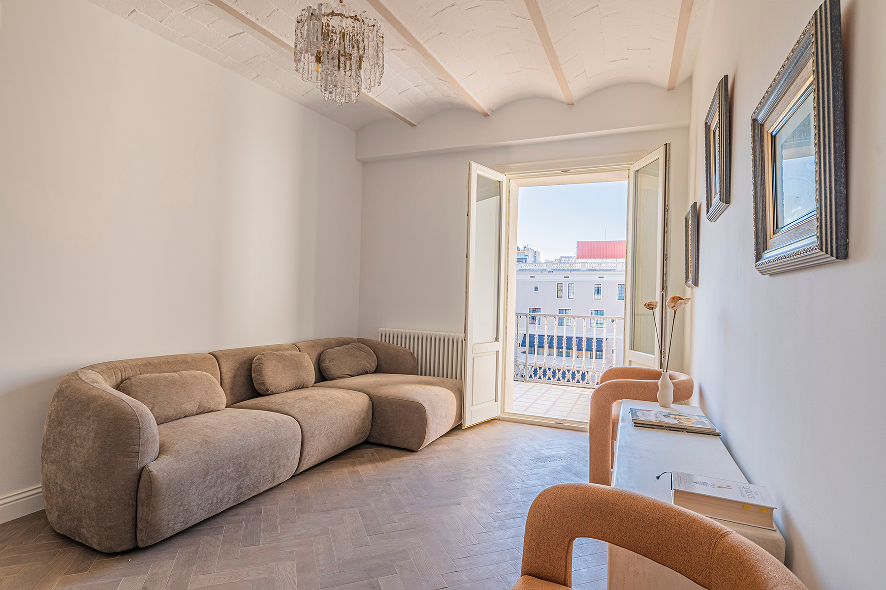  Elegant Three-Bedroom Flat with Terrace Next to Plaça Catalunya - 物件實景