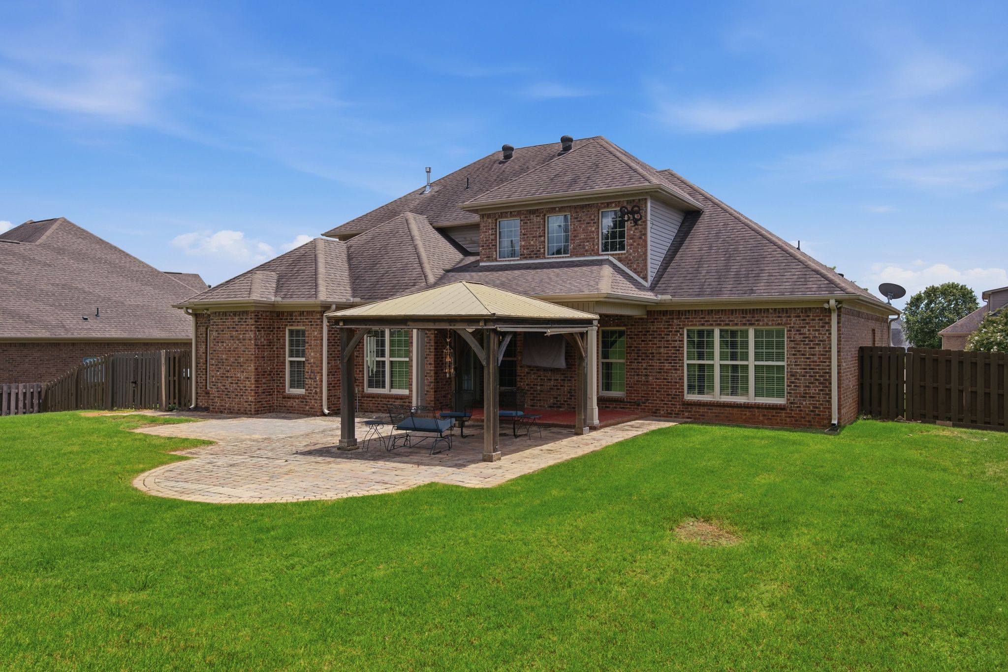  214 Legendwood Drive  NW - 物件實景