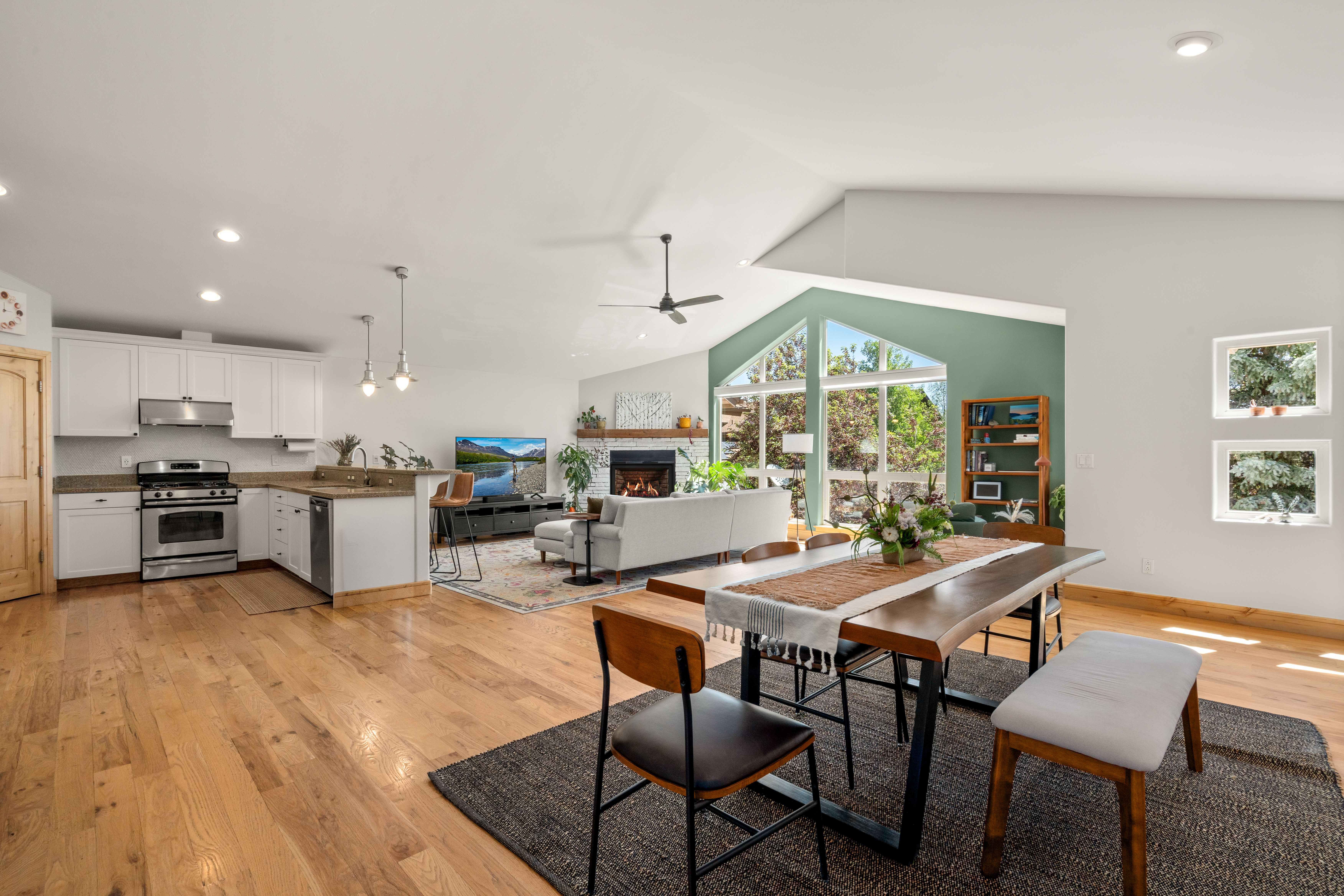  Inviting Home Features Soaring Vaulted Ceilings, Expansive Windows~ - 物件實景