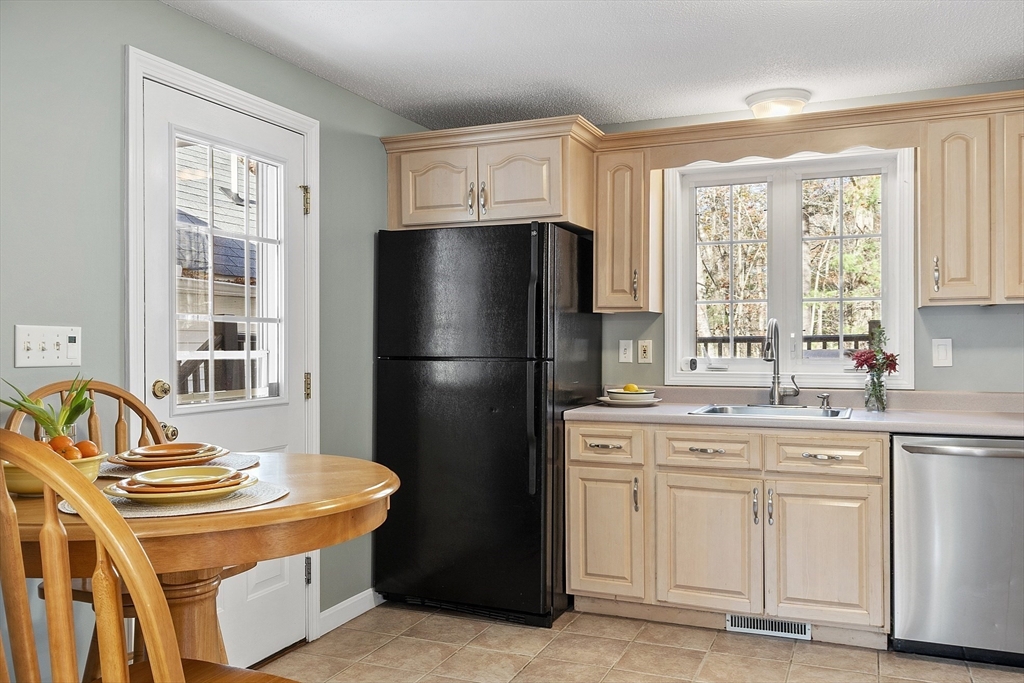 Dracut, Massachusetts, 01826, United States, 3 Bedrooms Bedrooms, ,2 BathroomsBathrooms,Residential,For Sale,1988134