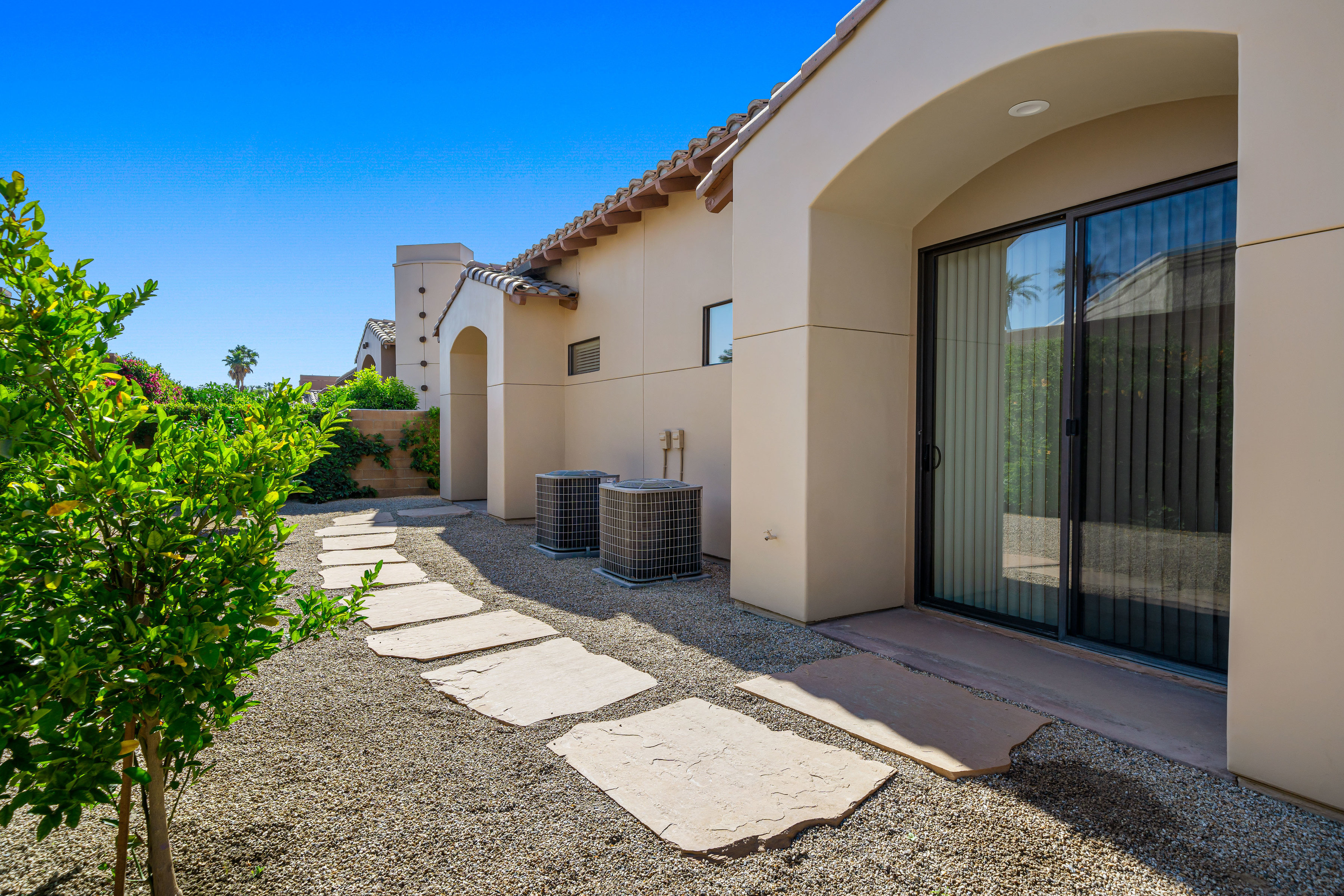  South Facing Gated La Quinta Pool Home - 物件實景