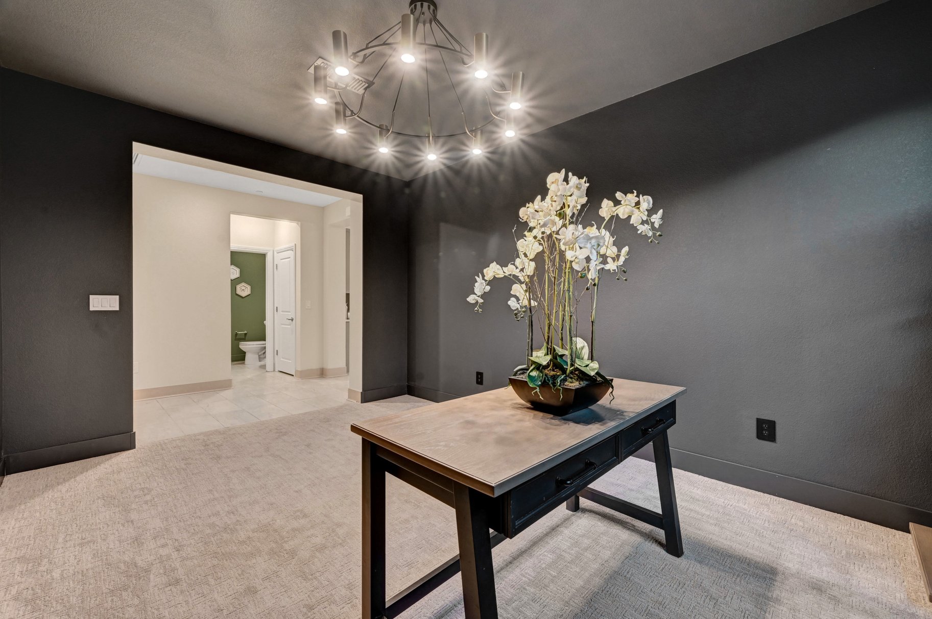  Thoughtfully Upgraded Home Set on an Elevated Lot Offering Sweeping Views - 物件實景