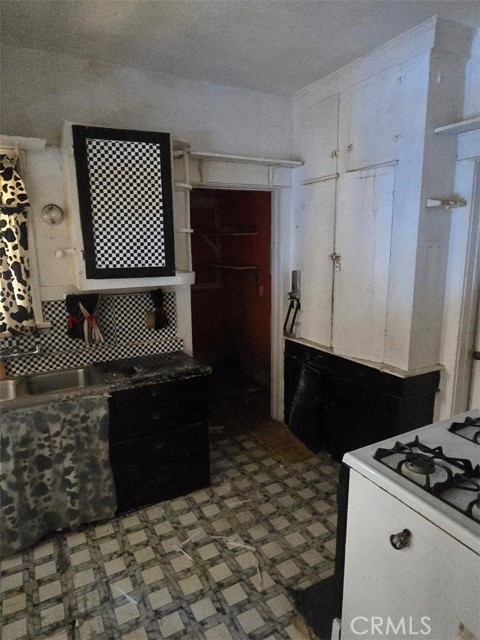 Los Angeles, California, 90062, United States, 4 Bedrooms Bedrooms, ,Residential,For Sale,1980407