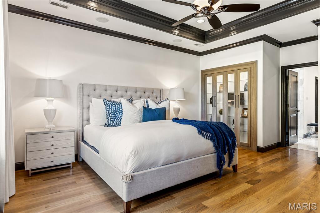 University City, Missouri, 63105, United States, 4 Bedrooms Bedrooms, ,5 BathroomsBathrooms,Residential,For Sale,1989585