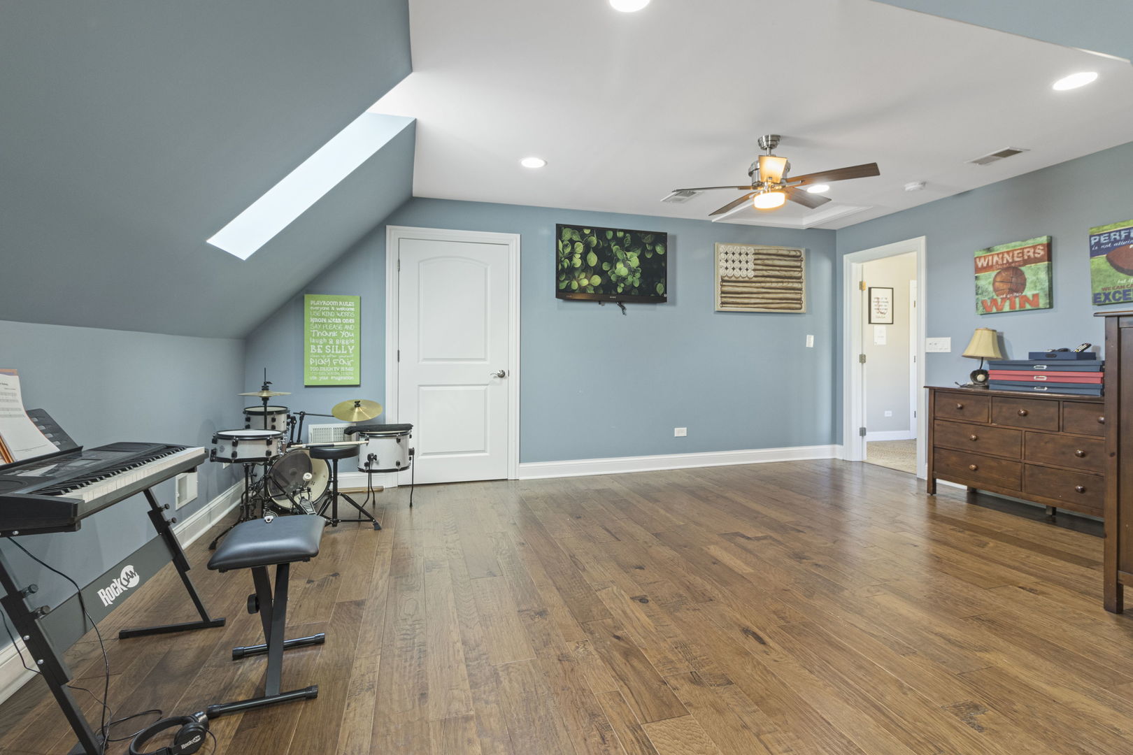 Shorewood, Illinois, 60404, United States, 4 Bedrooms Bedrooms, ,6 BathroomsBathrooms,Residential,For Sale,1933443