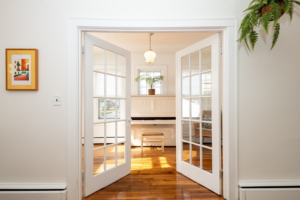 Stoneham, Massachusetts, 02180, United States, 3 Bedrooms Bedrooms, ,1 BathroomBathrooms,Residential,For Sale,1974413